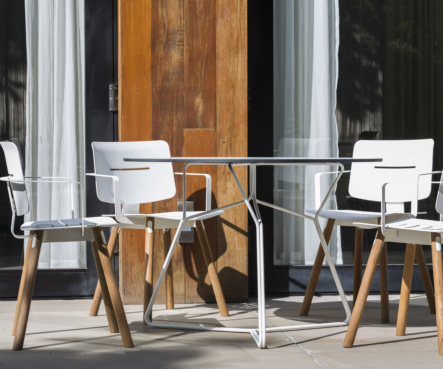 Hochwertiger Oasiq Edelstahl Design Gartentische der Serac Serie in Dunkelgrau