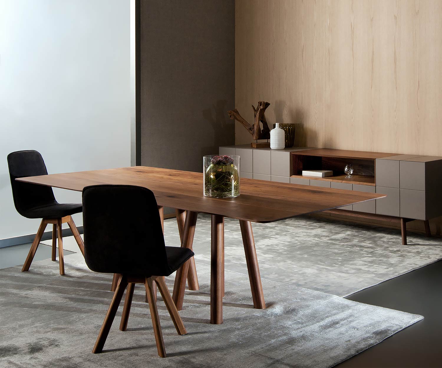 Hochwertiger Design Esstisch in Eiche massiv mit Stühlen im Esszimmer