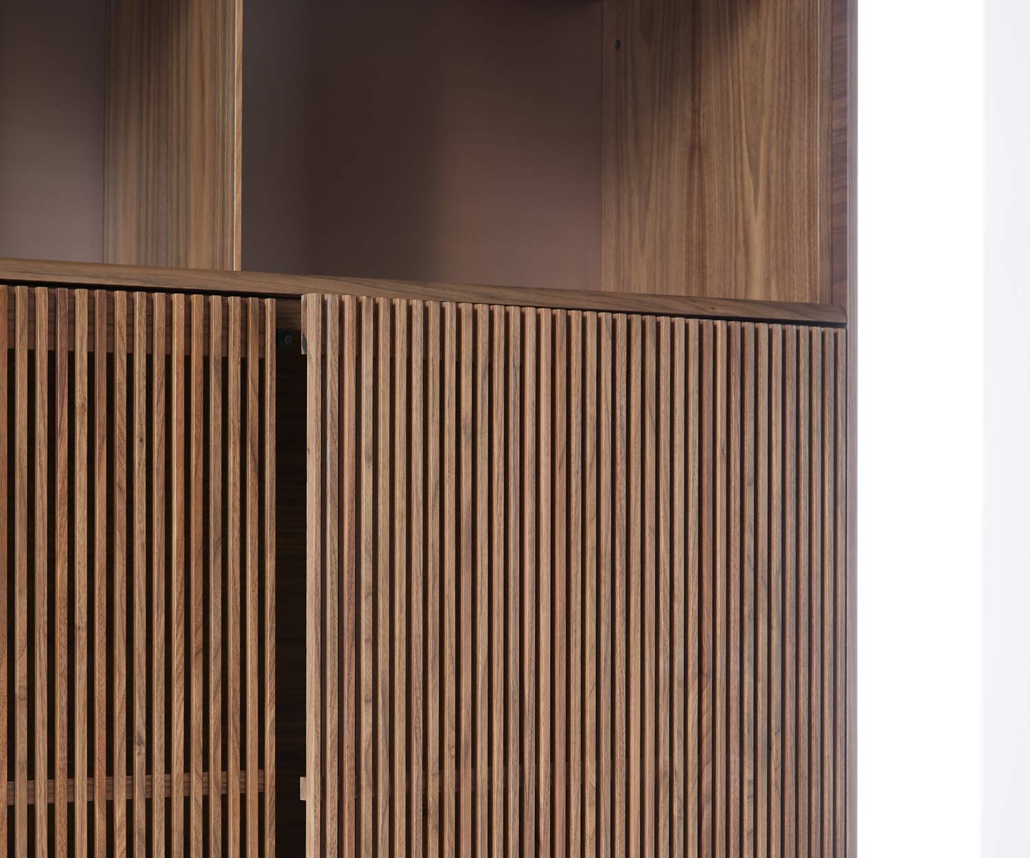 Détail du highboard design Porte à lamelles et compartiments