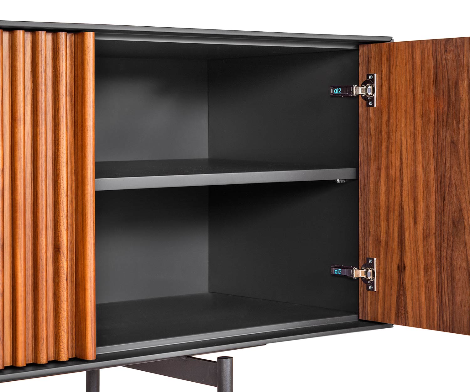 Exklusives Design Detail Sideboard Tür offen Soft Close Technik mit Einlegeboden