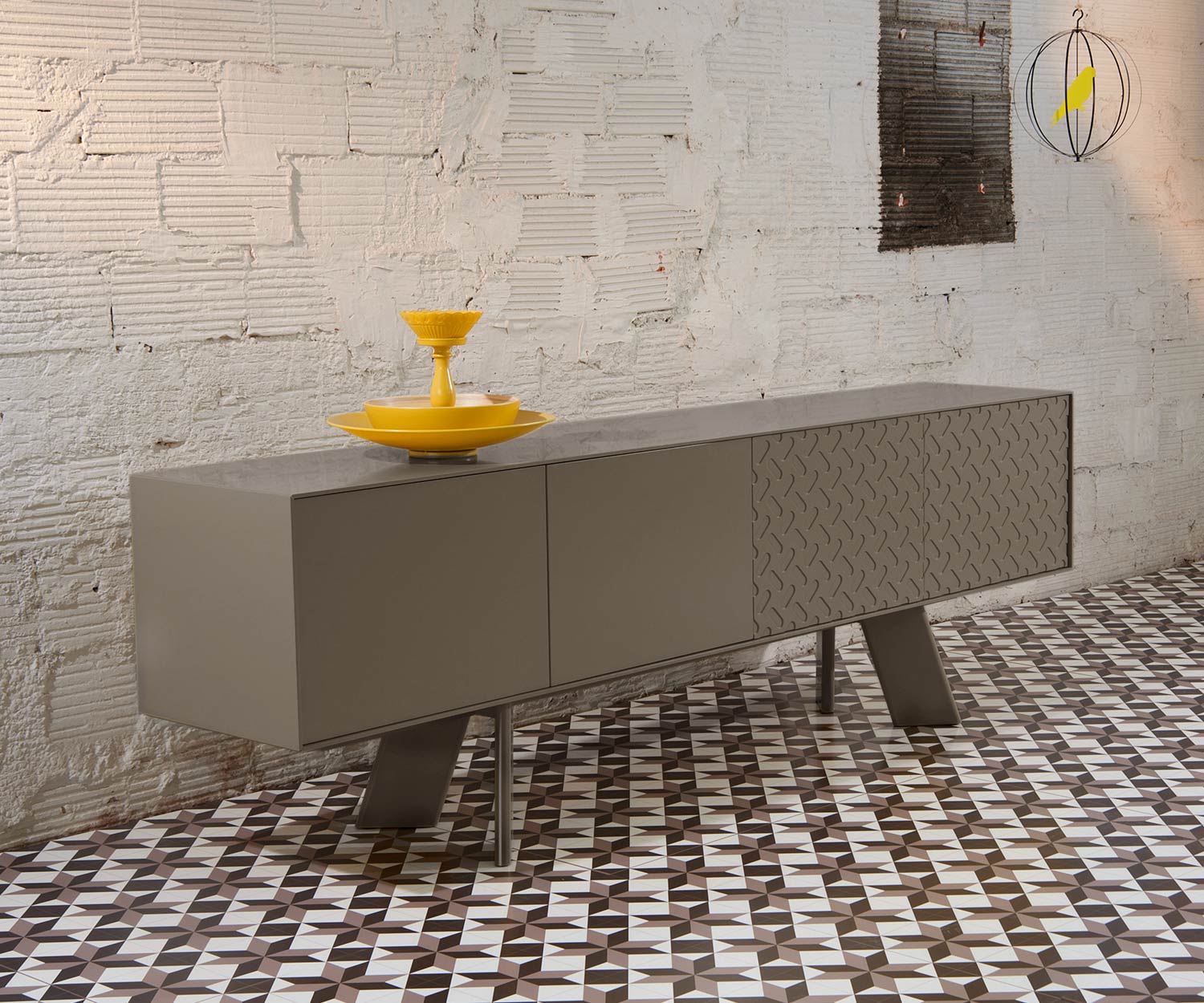 Sideboard Alhambra von al2 in beigefarbenem Korpus im Esszimmer dargestellt