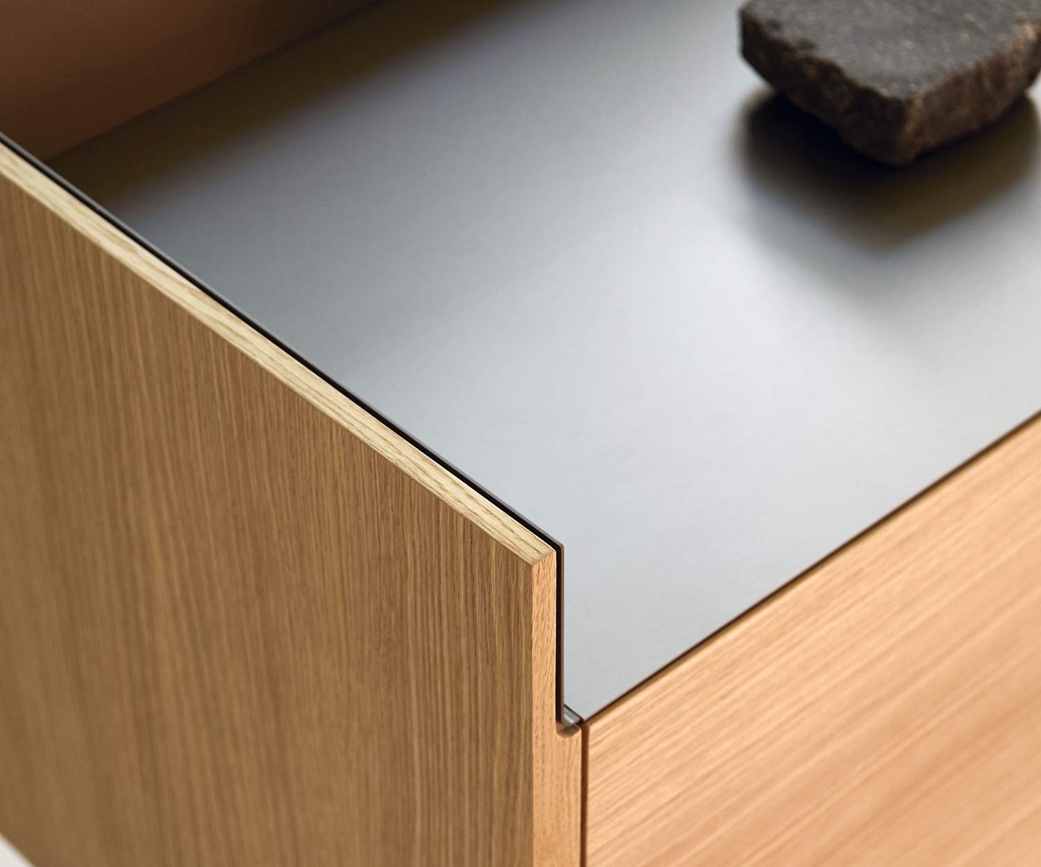 Stilvolles Design Sideboard Aluminium Abdeckplatte mit drei Türen