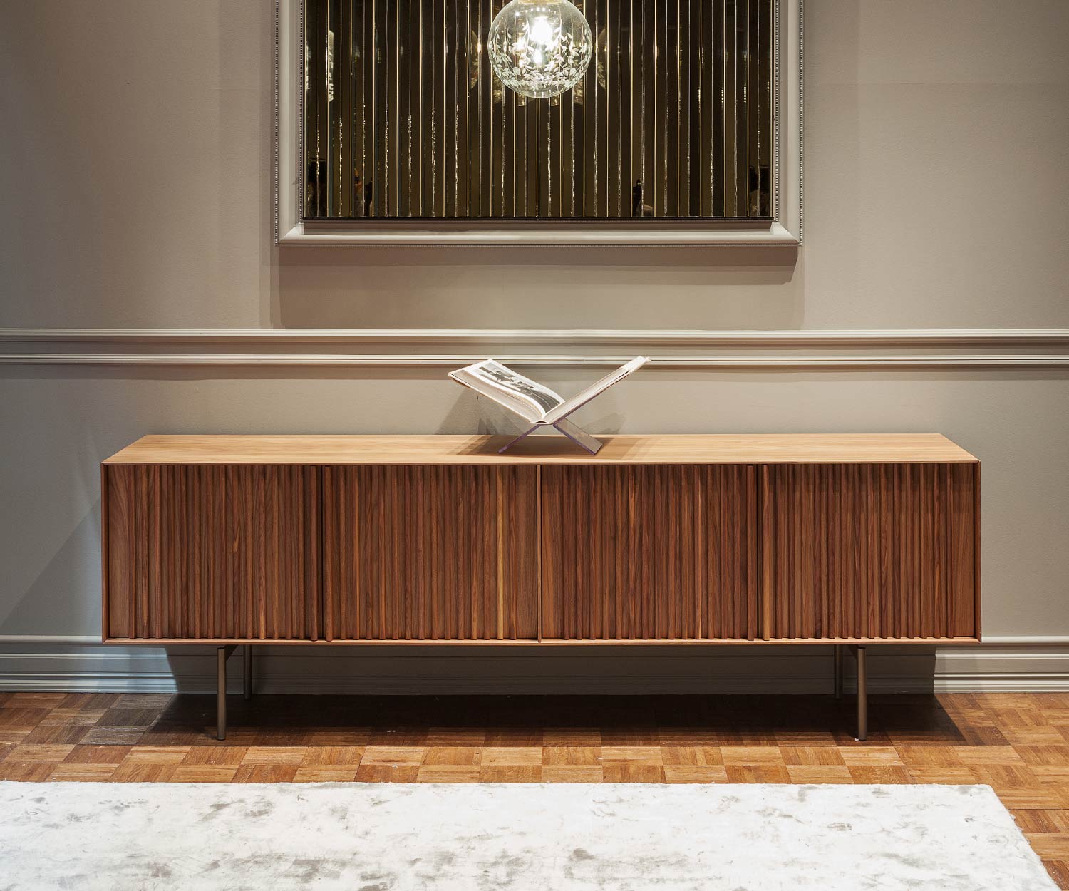 Exklusives Wohnzimmer Design Sideboard auf Füßen in Walnuss mit Lamellentüren