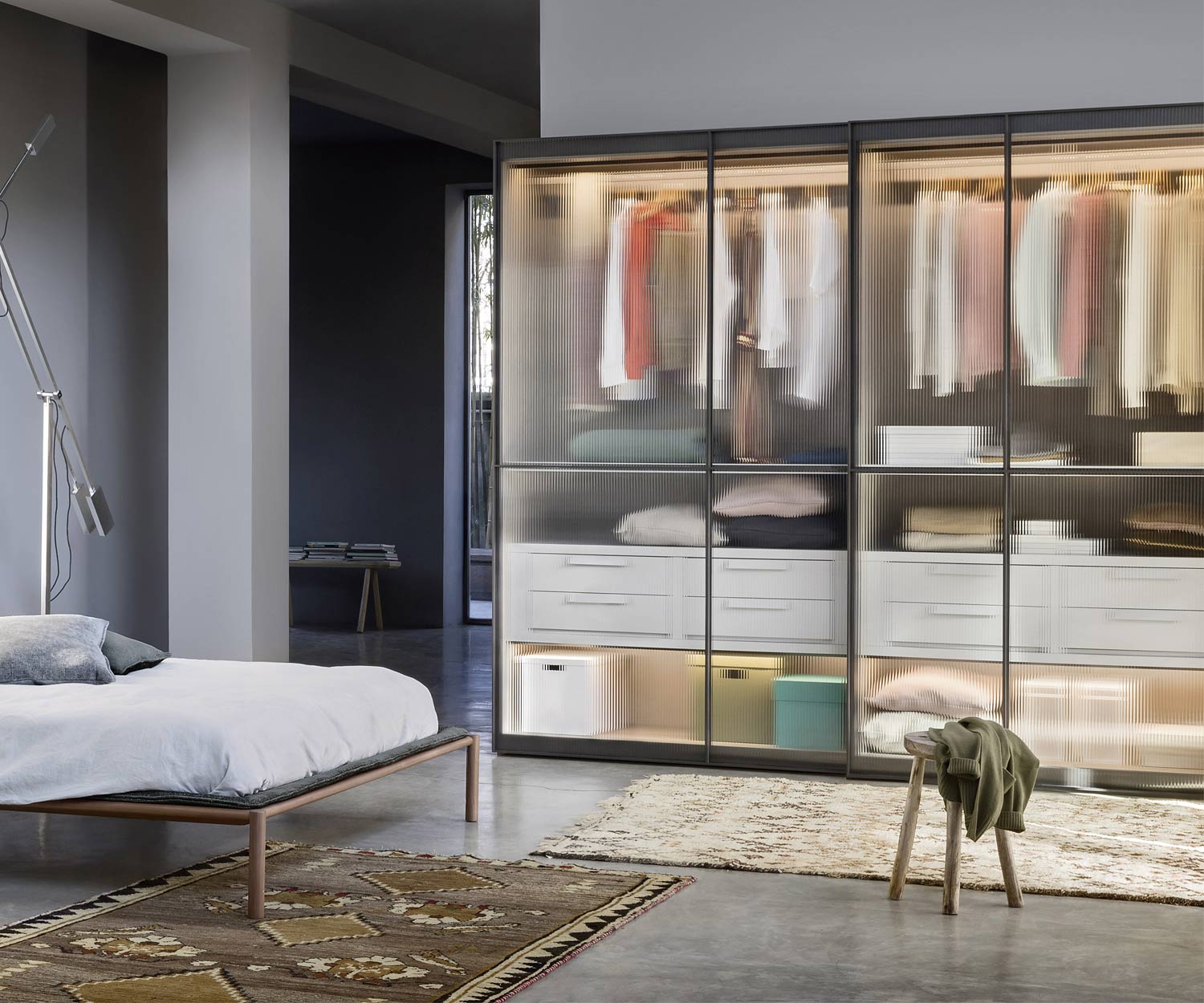Novamobili Kleiderschrank Layer mit Glasschiebetüren und LED