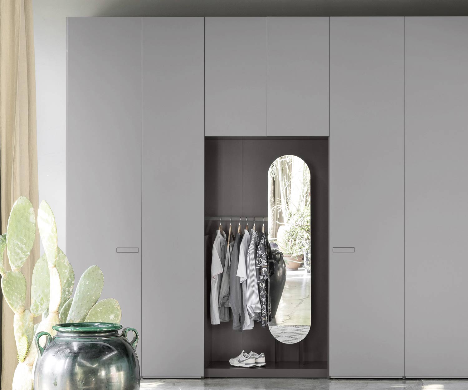 Moderner Designer Kleiderschrank für Flur mit offener Garderobe
