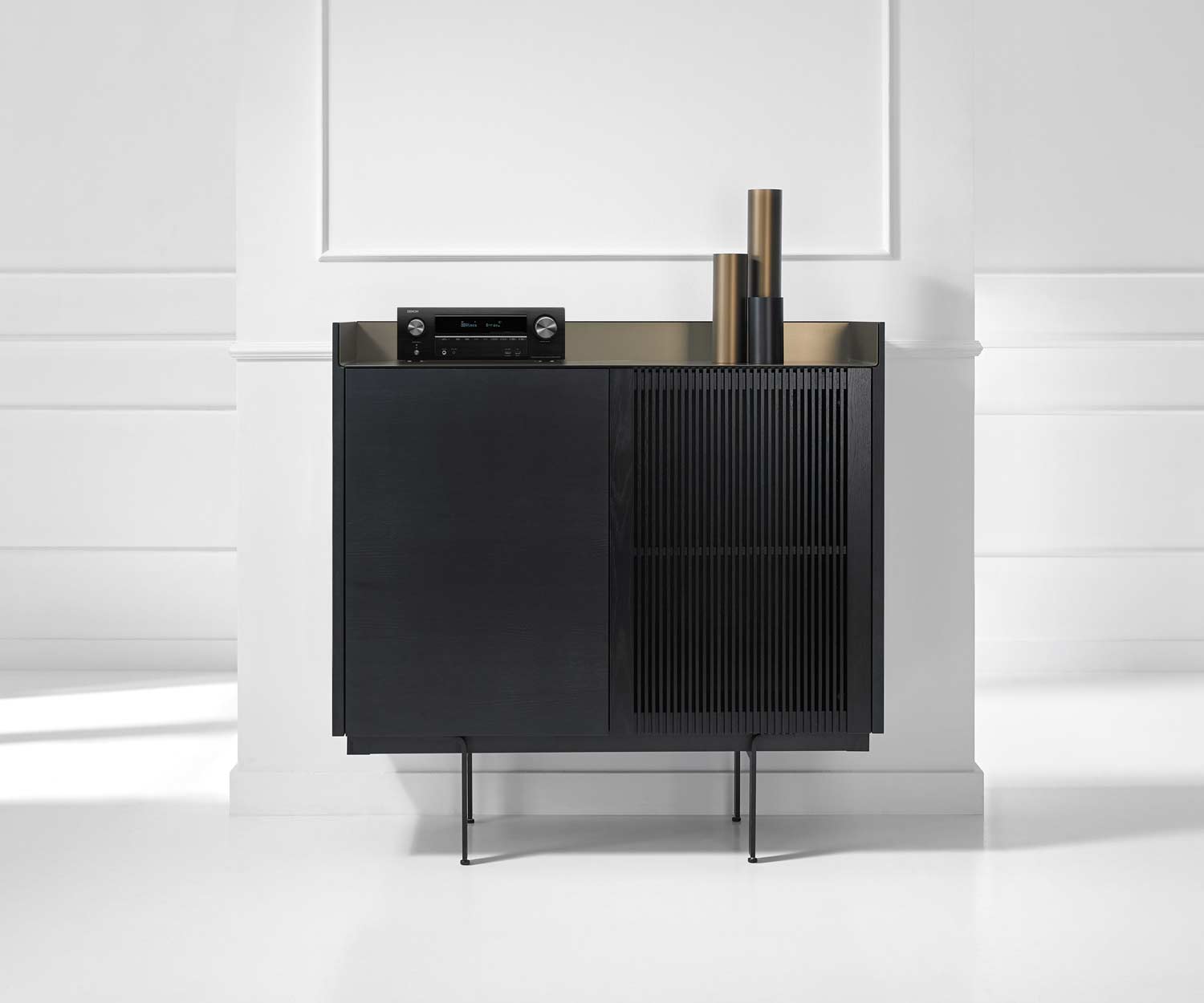 Modernes Design HiFi Highboard Stockholm Holz mit Receiver on top