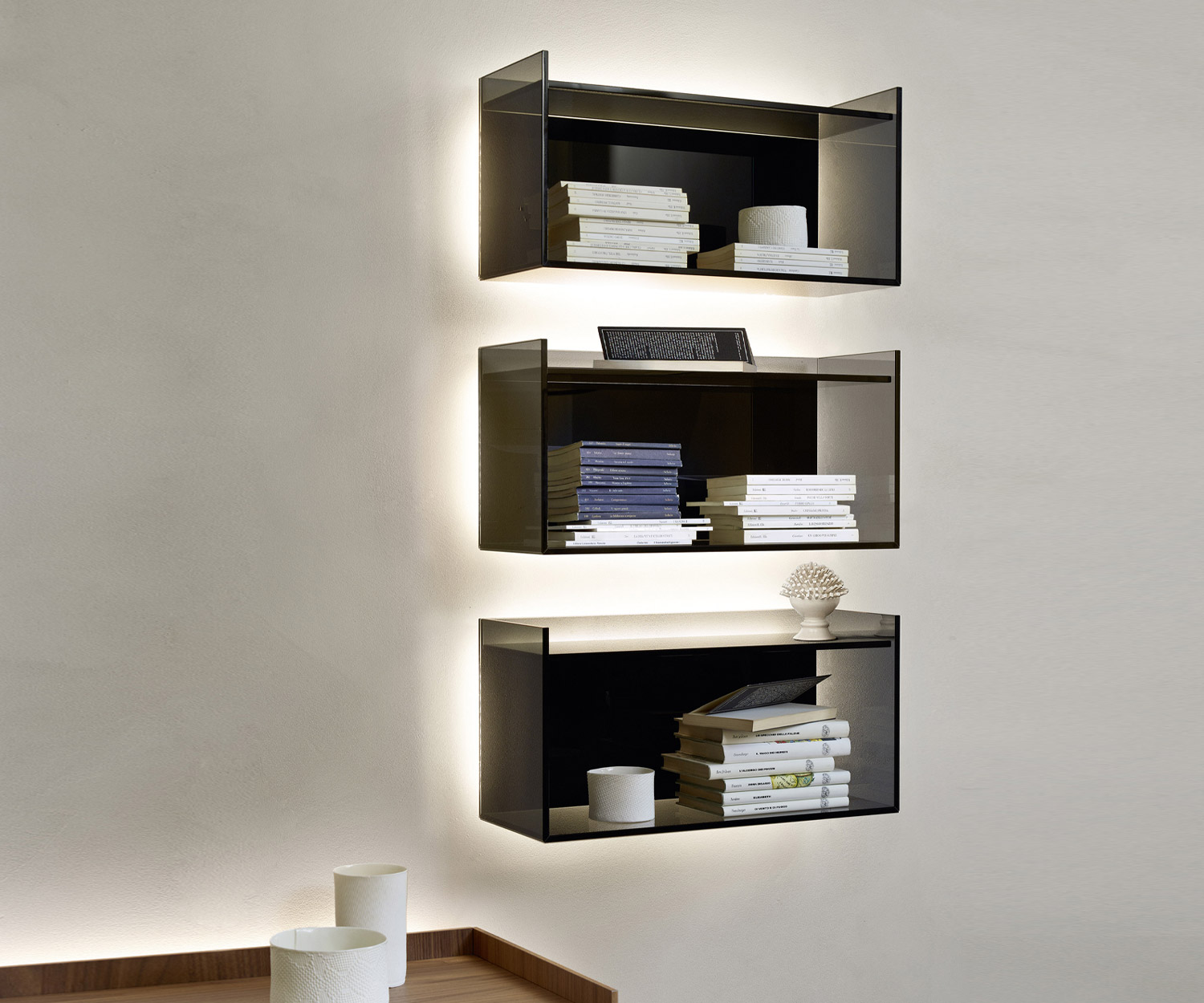 Exklusives Livitalia Design Glas Wandregal im Wohnzimmer über Couch