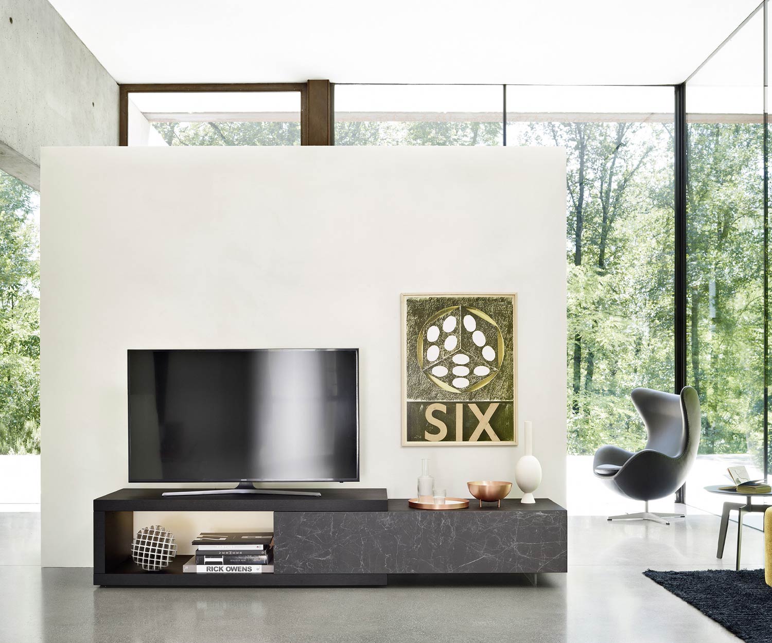 Dekorative Mini Wohnwand mit Bodenbank f&uuml;r LCD TV sowie Deko Objekte und Unterschrank mit griffloser Keramikfront Marmor Dunkel
