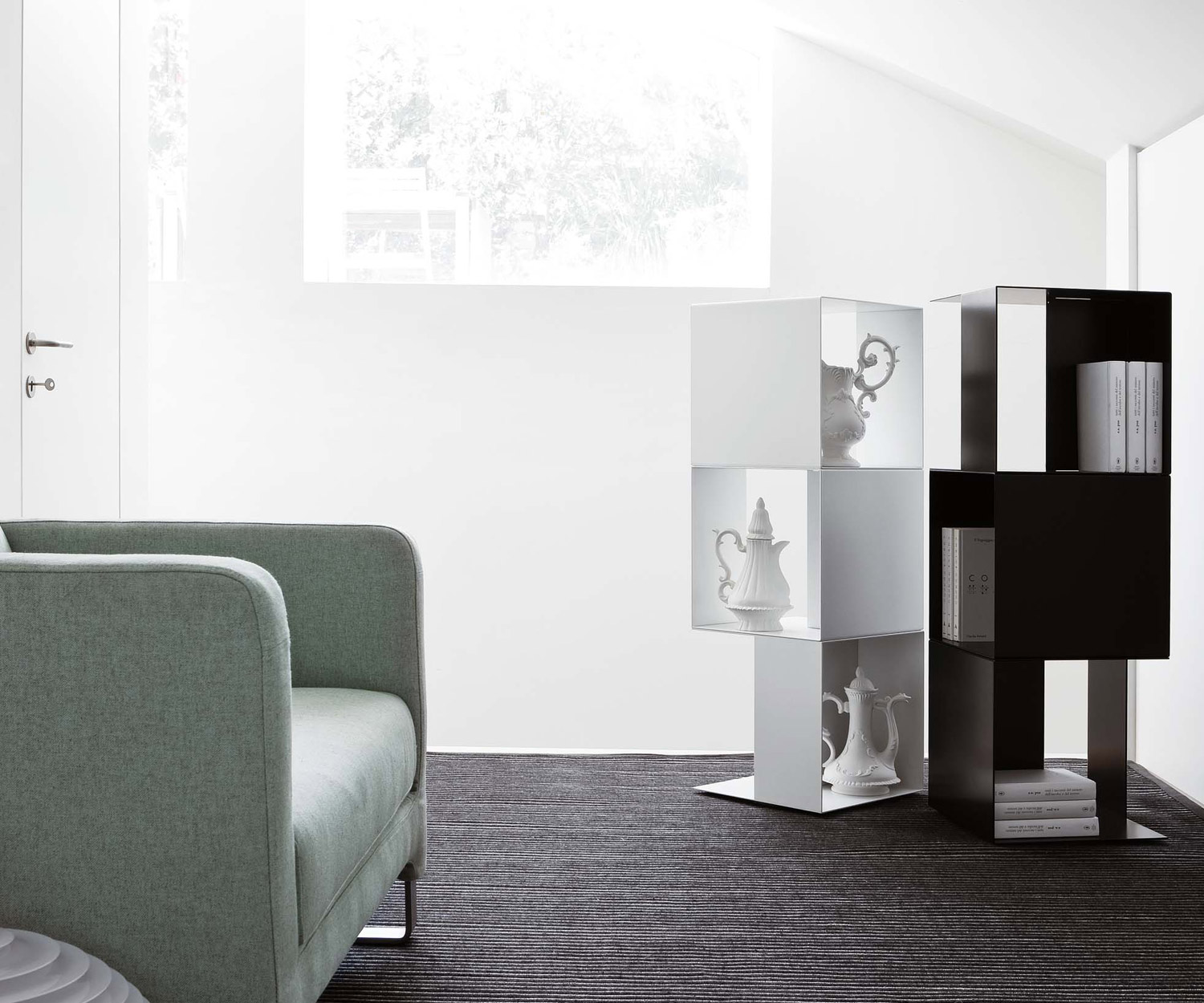Novamobili Standregal Freebook Weiß Schwarz im Showroom