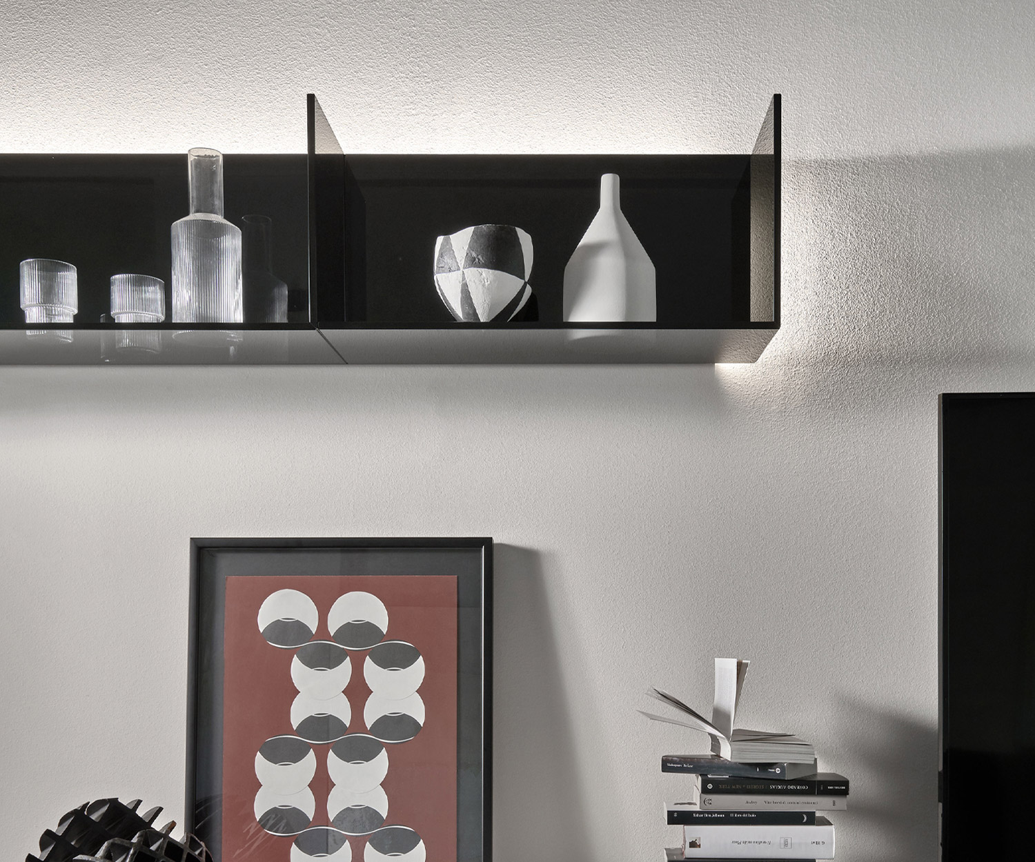 Hochwertiges Glas Designer Wandregal von Livitalia mit Hintergrund LED Beleuchtung
