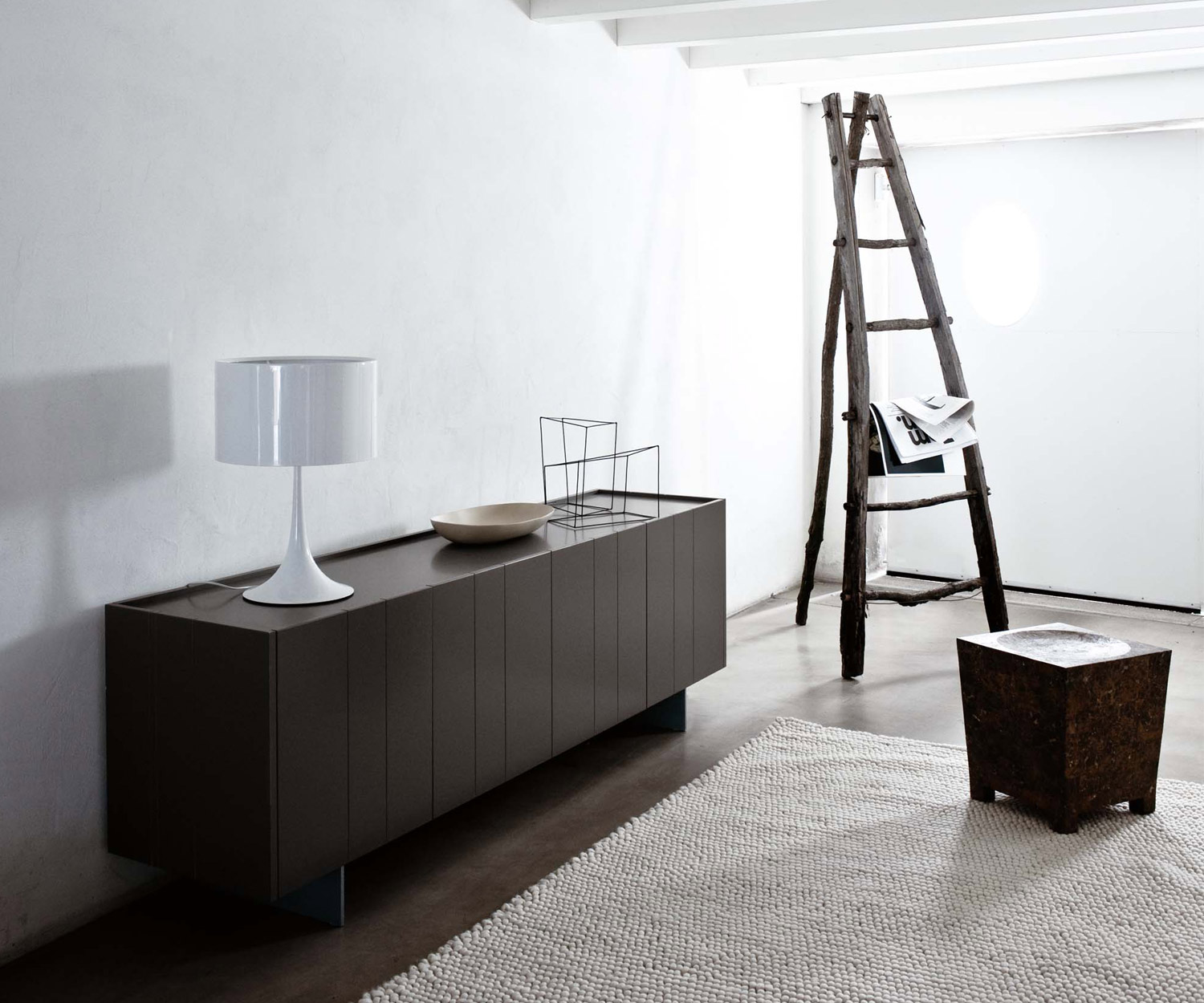 Exklusives Designer Sideboard Stripe mit vier Türen im Wohnzimmer Weiß