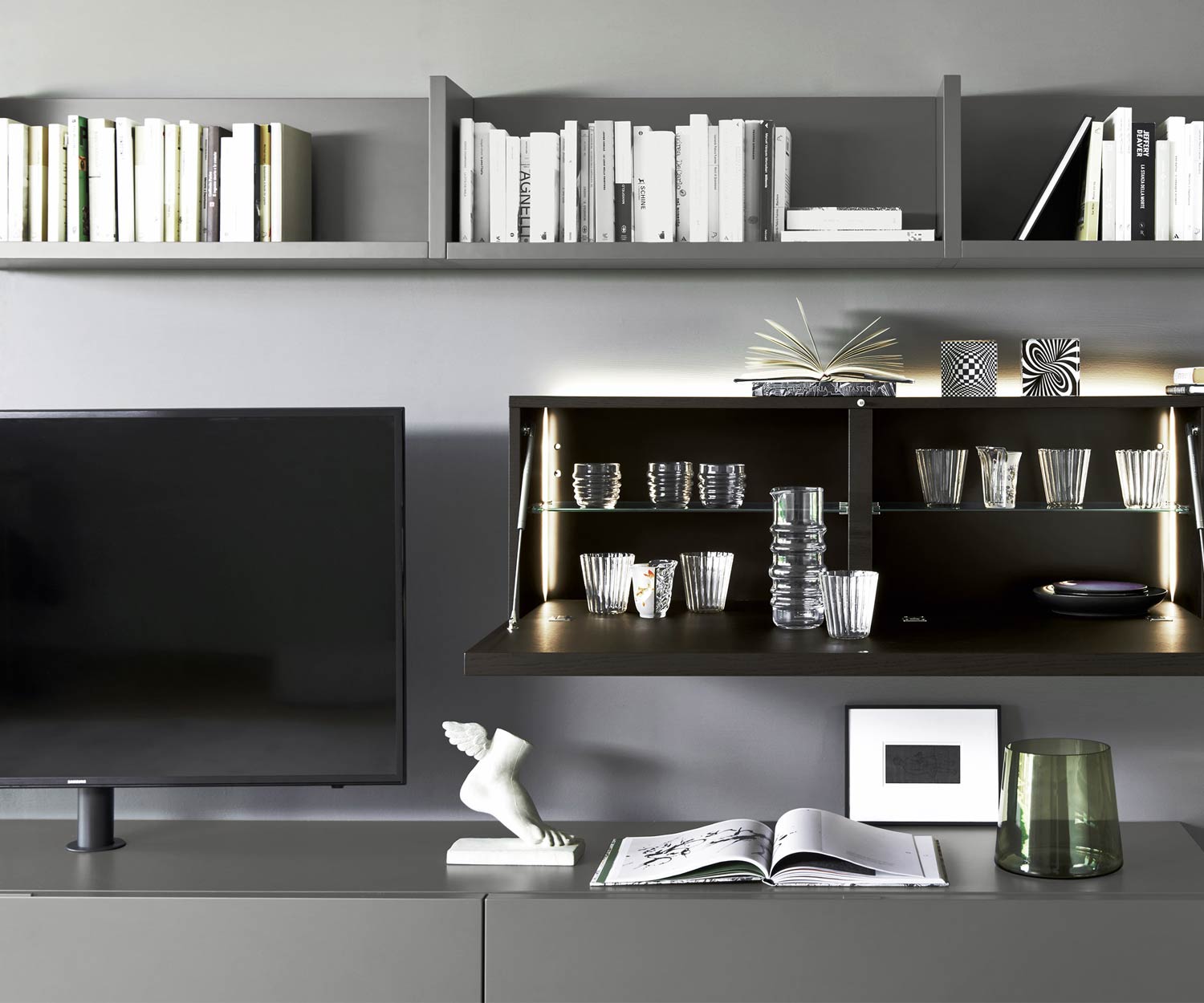 Moderne Livitalia Meuble-paroi design C60 avec armoire suspendue ouverte en chêne plaqué