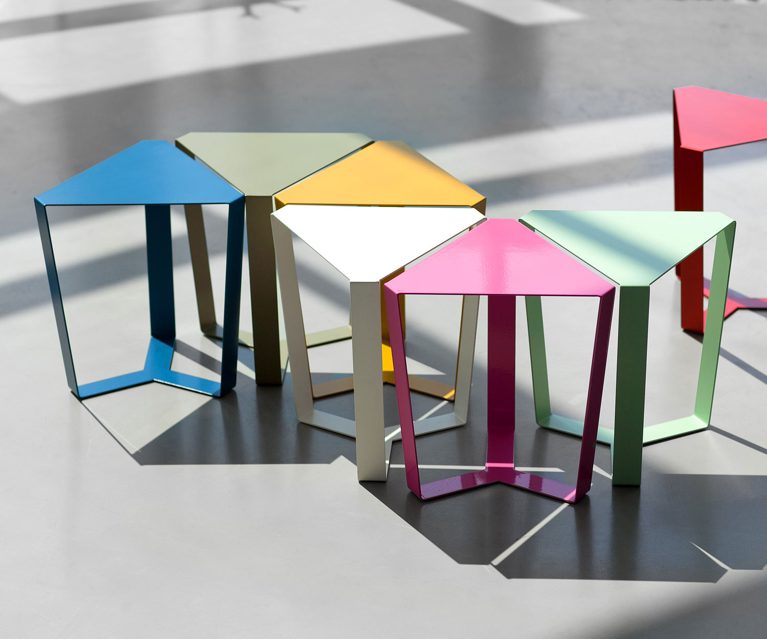 Belle combinaison de plusieurs tables d'appoint MEME Design Finity
