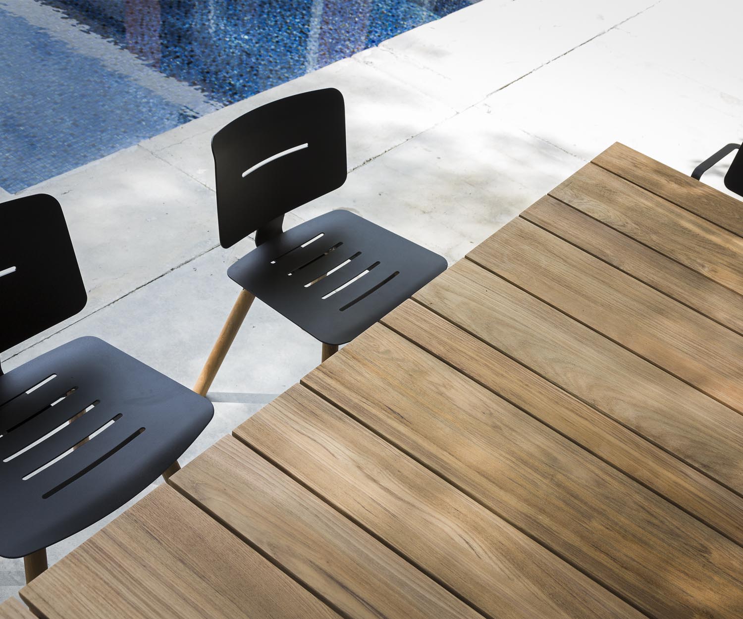 Exklusiver Oasiq Coco Design Stuhl Teak mit vier Beinen in Dunkelgrau Anthrazit