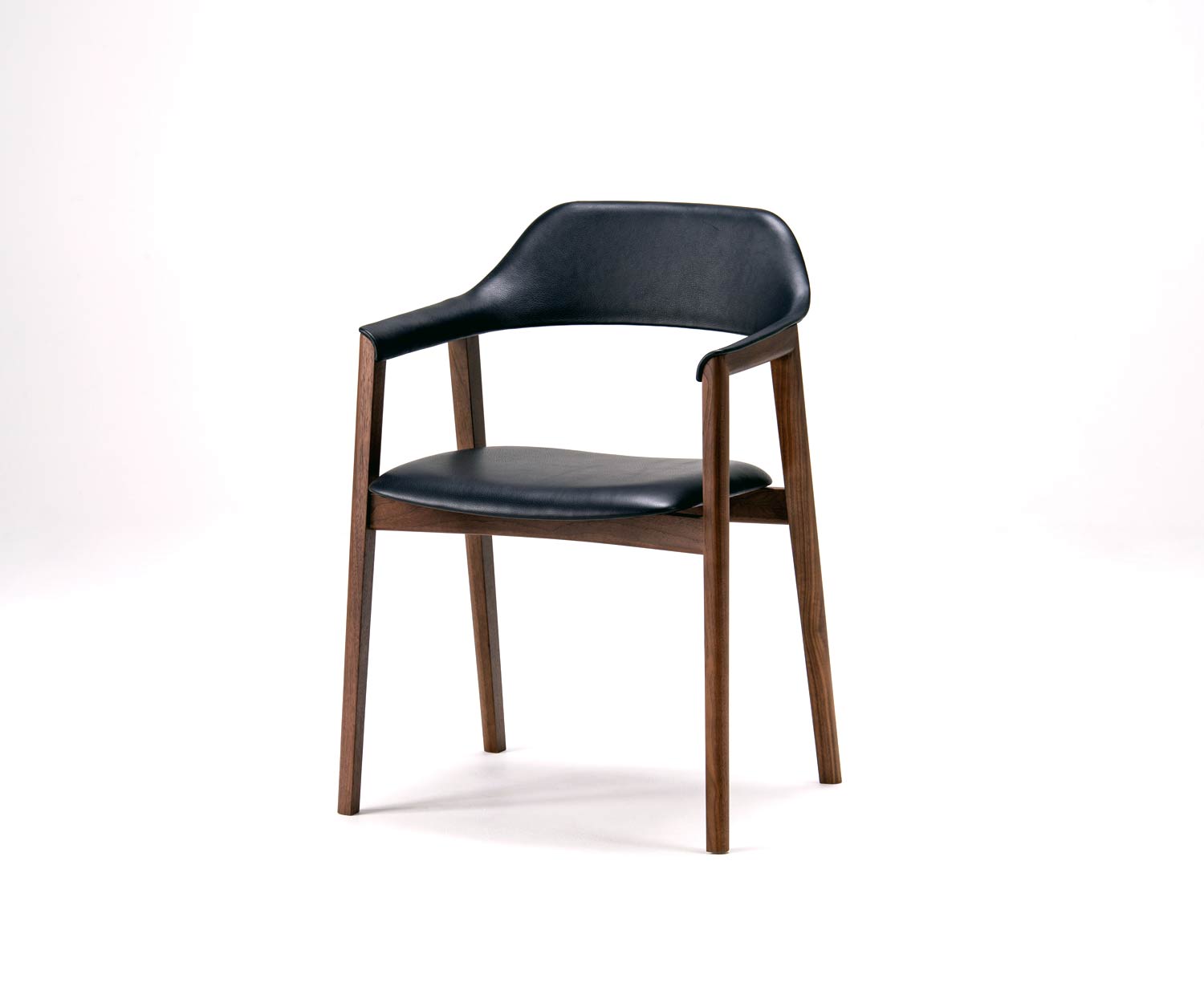 Moderner Conde House Ten Design Armlehnenstuhl im Esszimmer am Ten Tisch platziert