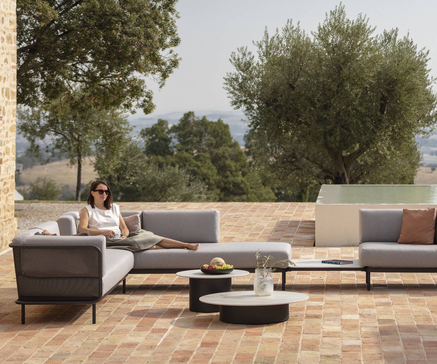 Branta Design Beistelltisch als idealer Begleiter für Sofas auf Terrasse Balkon Veranda
