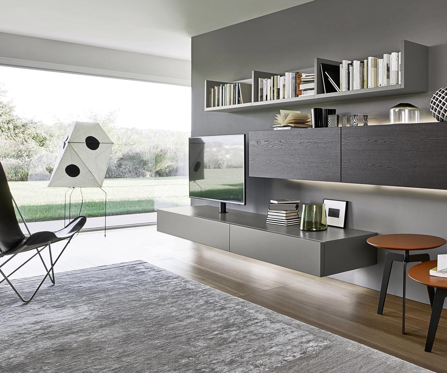 Exklusiver hängendes Livitalia Design Design Lowboard Konfigurator mit TV Säulen Halterung