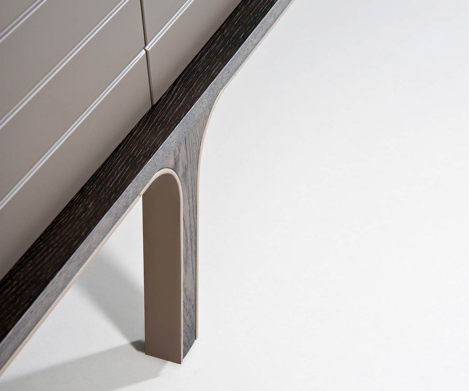 Exklusives al2 Mobius 002 Design Sideboard Eukalyptus Sockel und Füße Dunkelgrau