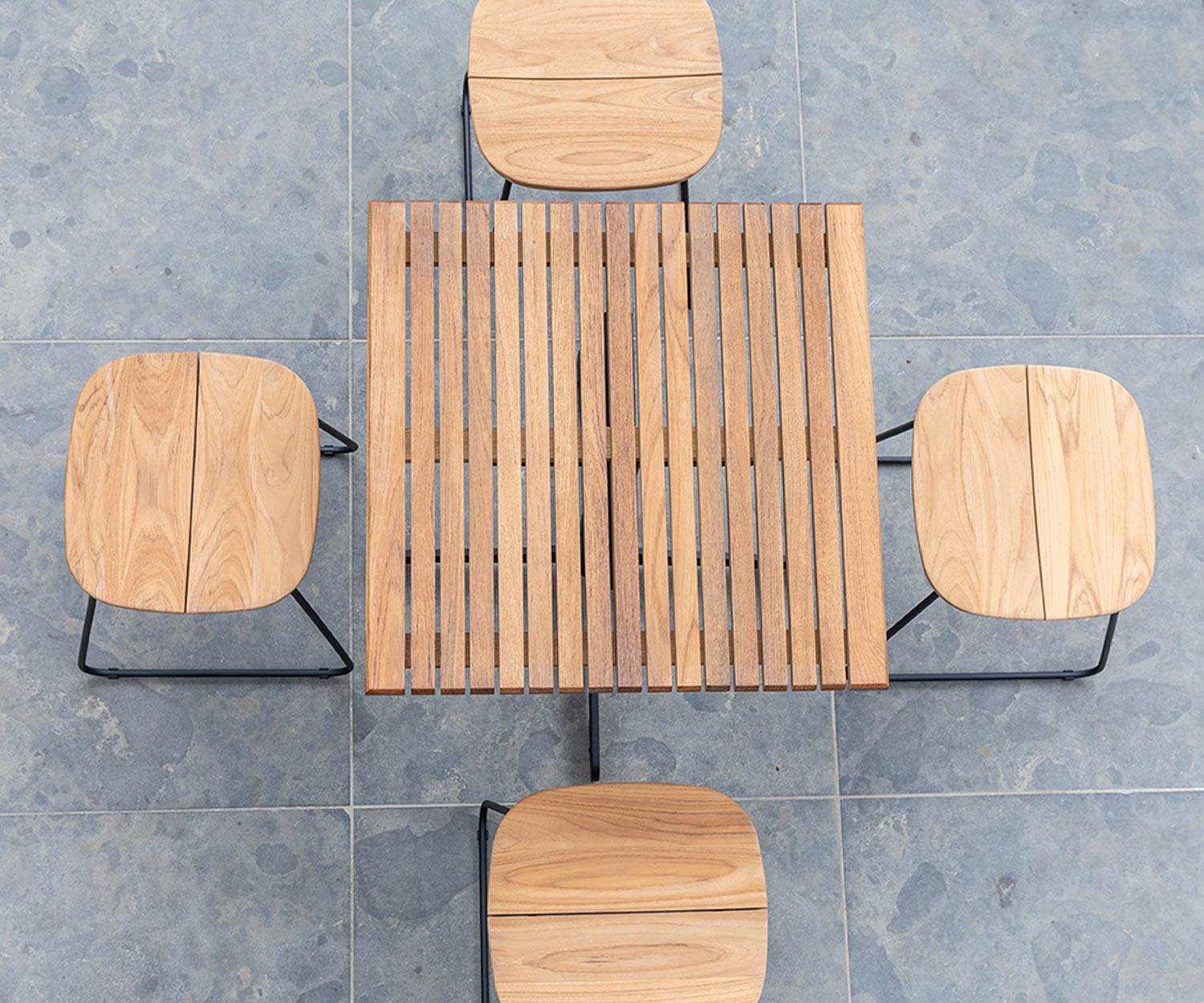 Wetterfester Oasiq Bryggen Design Barstuhl mit Gartentisch auf Balkon