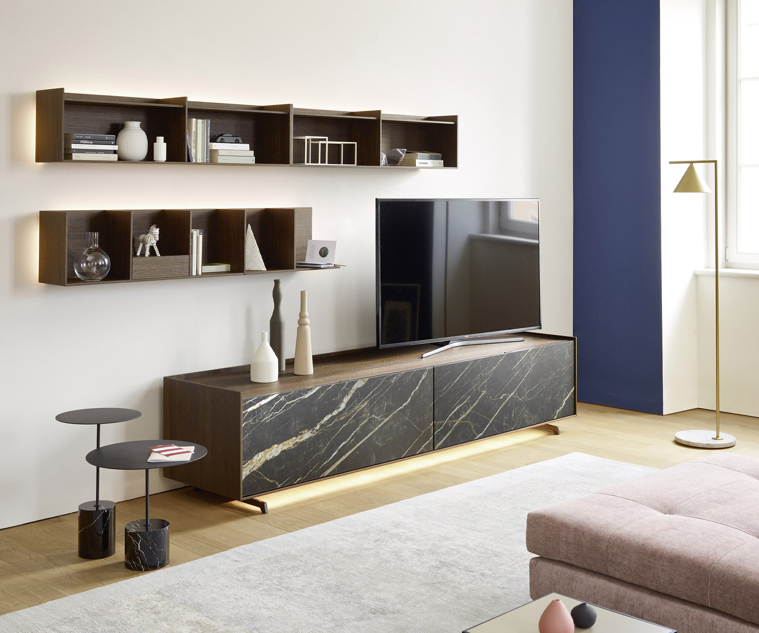 Etagère en bois de Livitalia avec étagère en bois sur Lowboard design avec TV debout