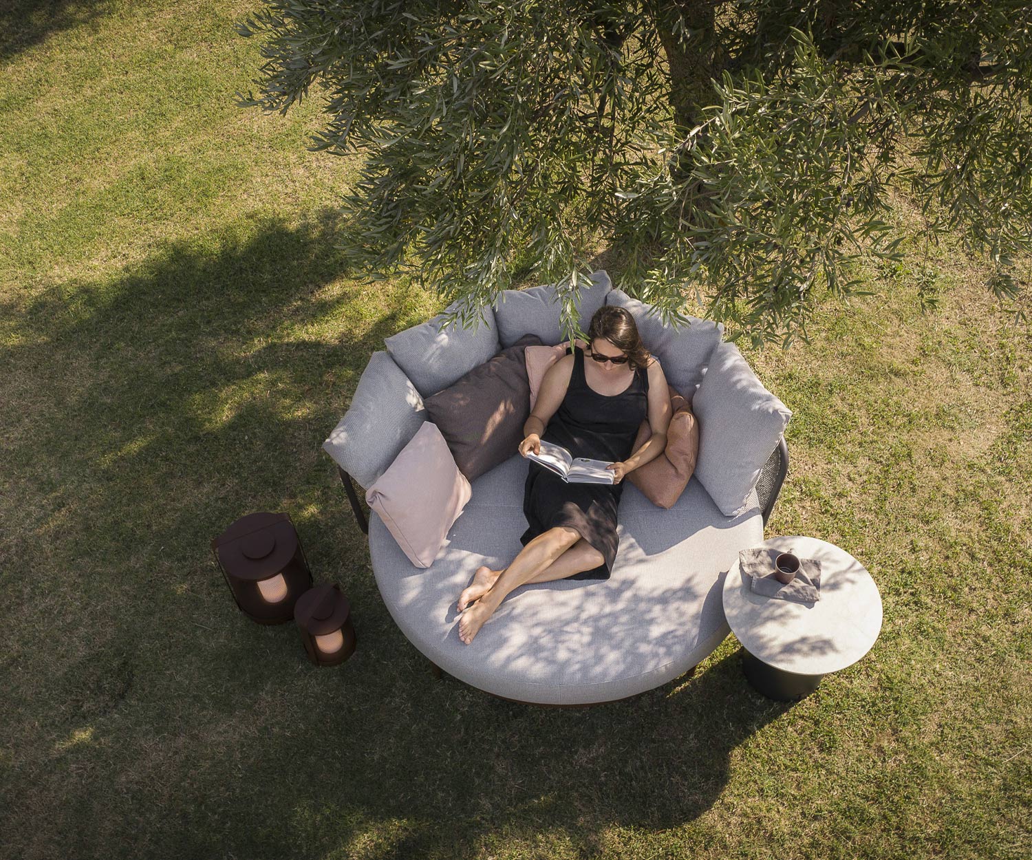 Contemplation Todus Baza Round Designer Daybed dans le jardin sous l'arbre
