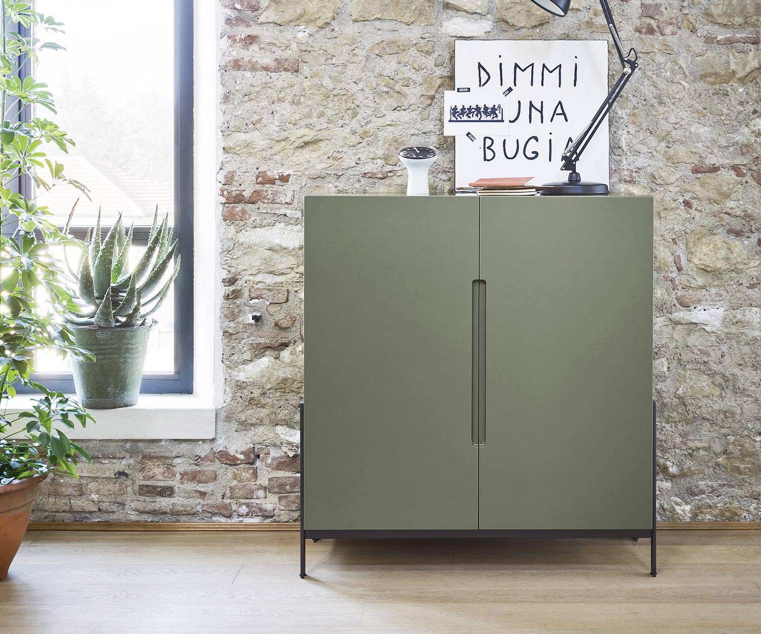 Design highboard Float van Novamobili in groen mat gelakt in de woonkamer