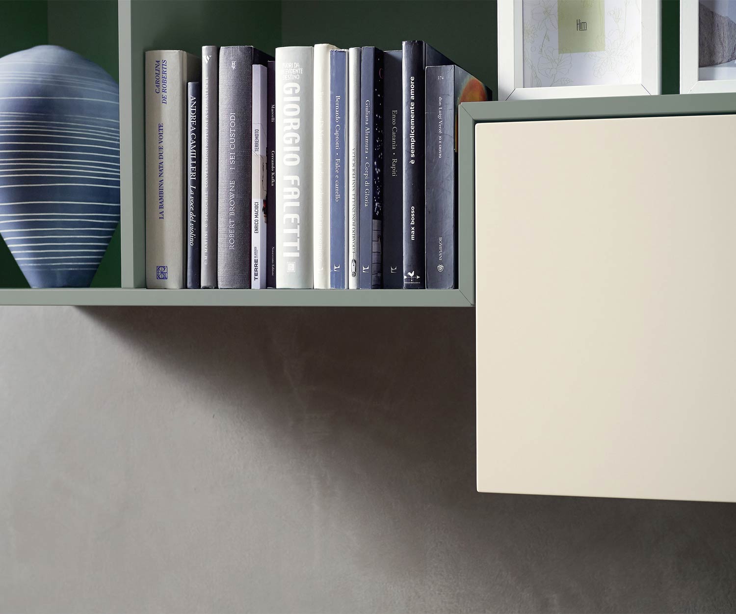 Exklusives offenes Livitalia Design Wandregal Tetris im Wohnzimmer