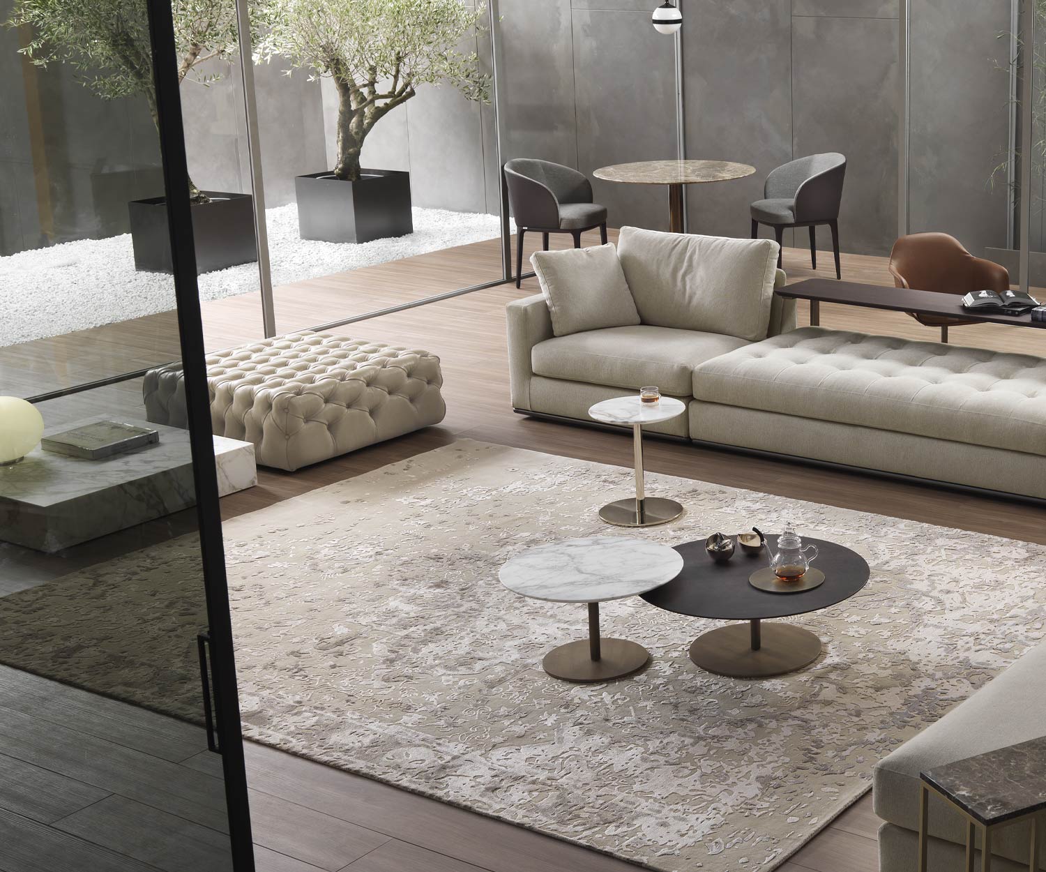 Comfortabele Marelli Matisse kruk met salontafels in zitgroep met sofa