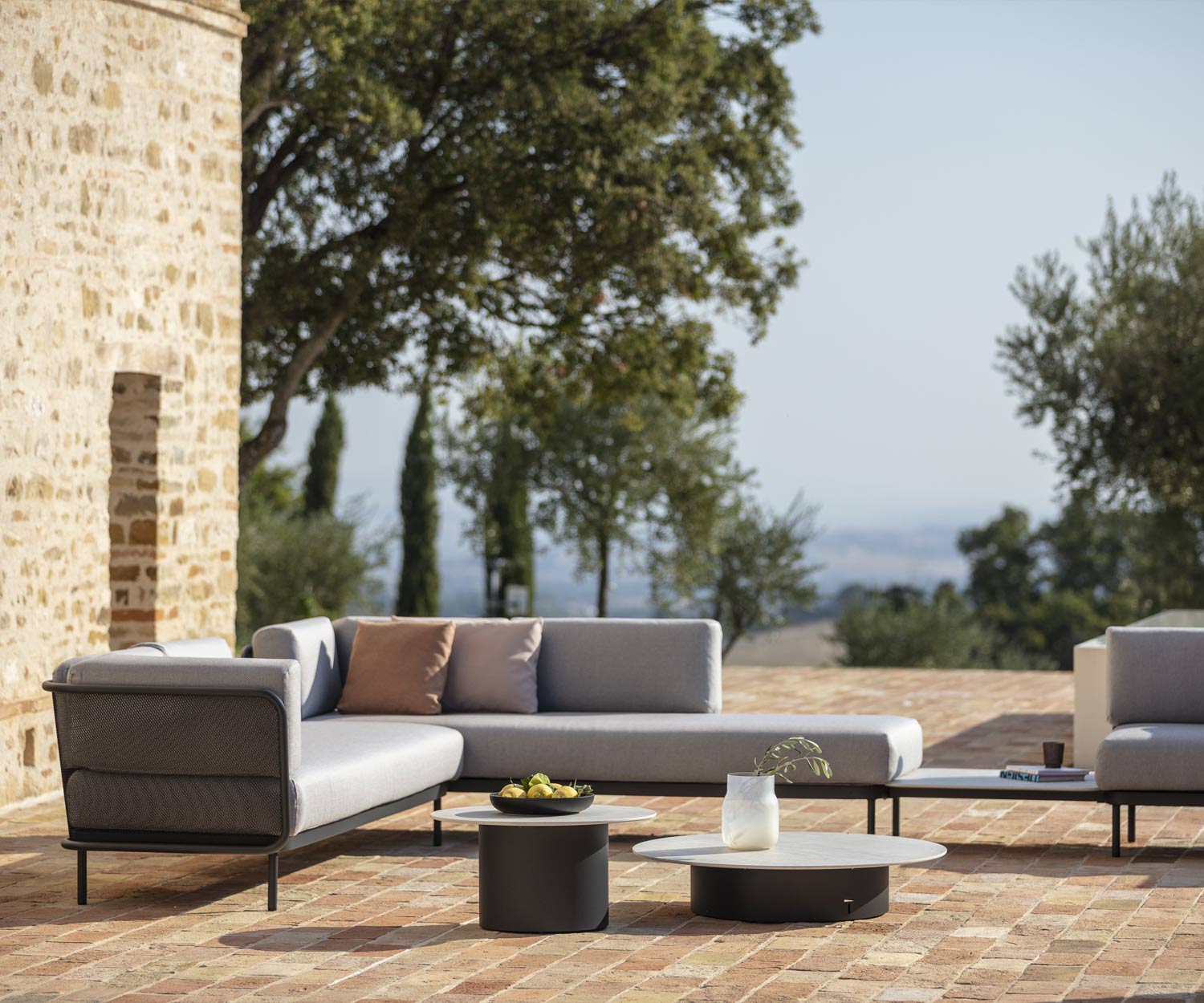 Exklusives Todus Baza Design Gartensofa auf der Terrasse