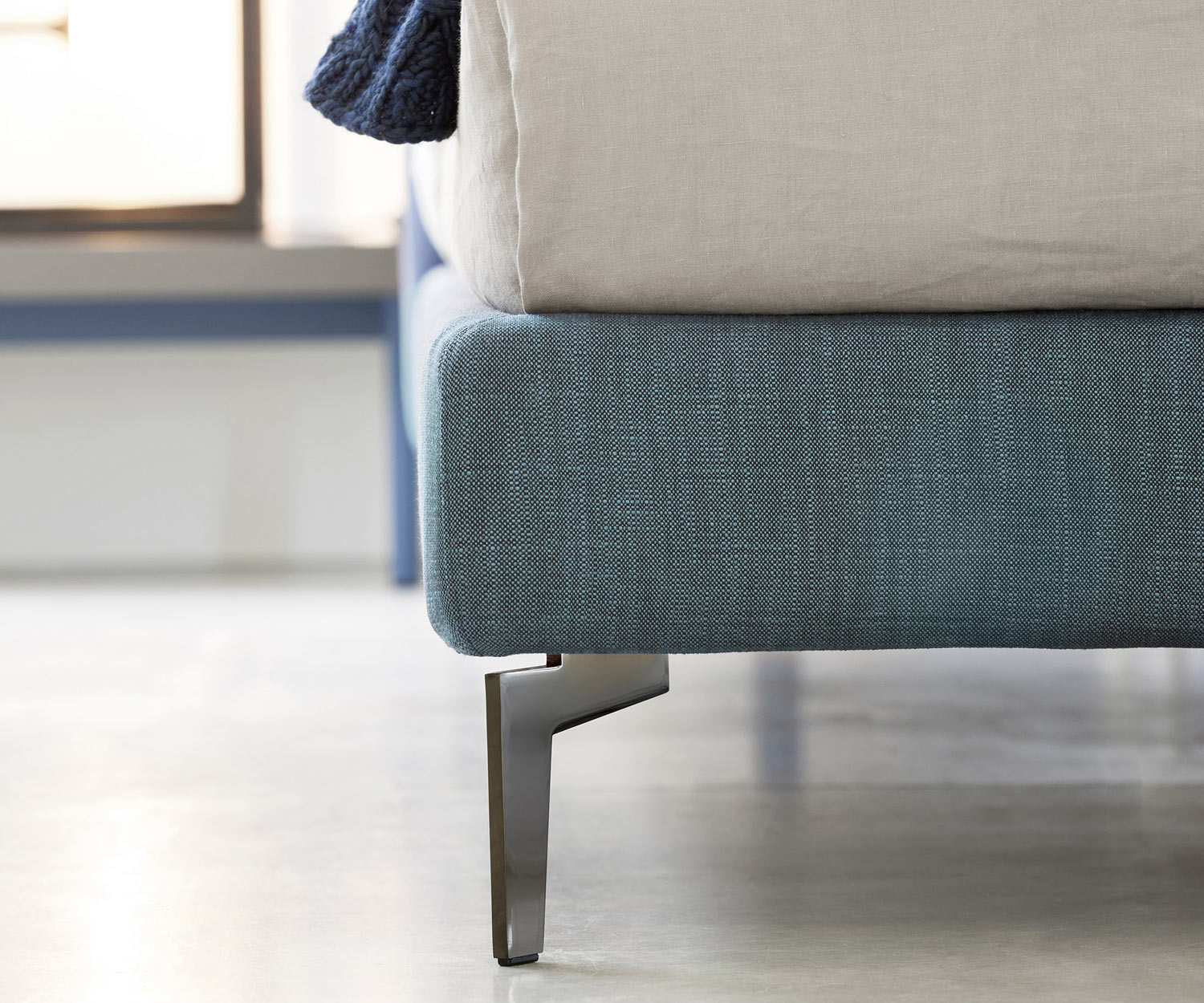 Margot Design Bett von Novamobili im Altbau Schlafzimmer grauer Stoffbezug