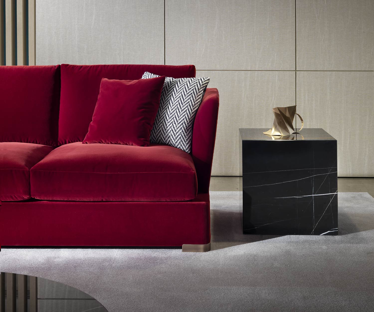Exklusiver Marelli Beistelltisch Thor neben Sofa Carrara Marmor Weiß