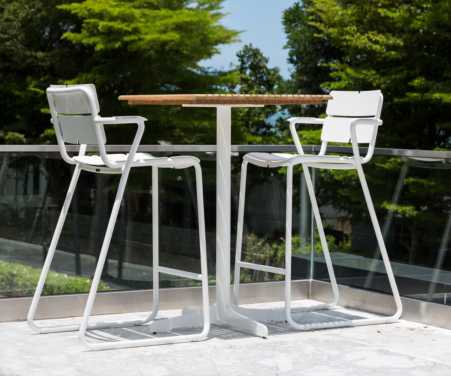 Exklusiver Oasiq Ceru Designer Bartisch Gestell Weiß Teak Holz Tischplatte mit Barstühlen