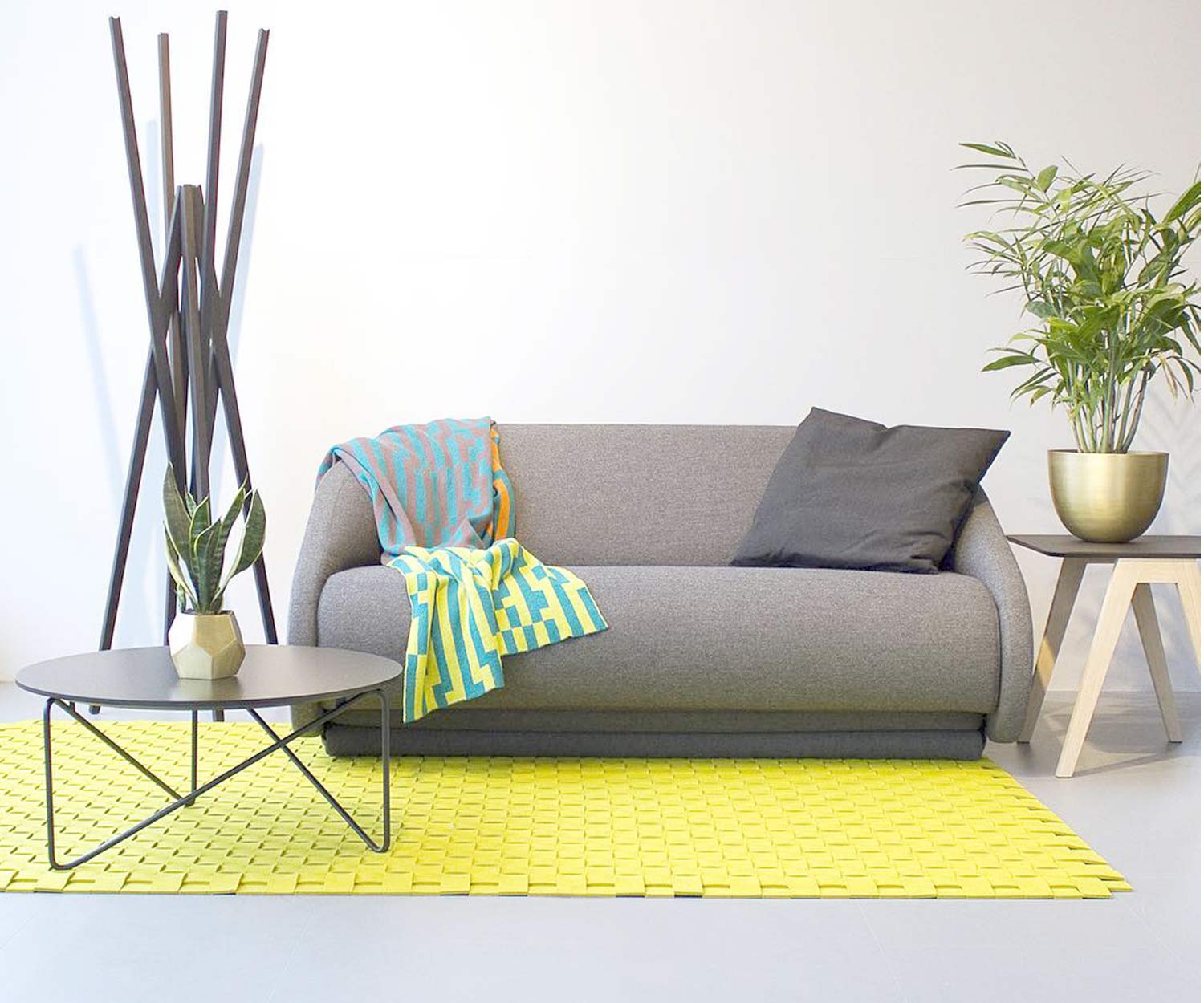 Exklusives Prostoria Schlafsofa Up Lift mit grauem Stoffbezug im Wohnzimmer