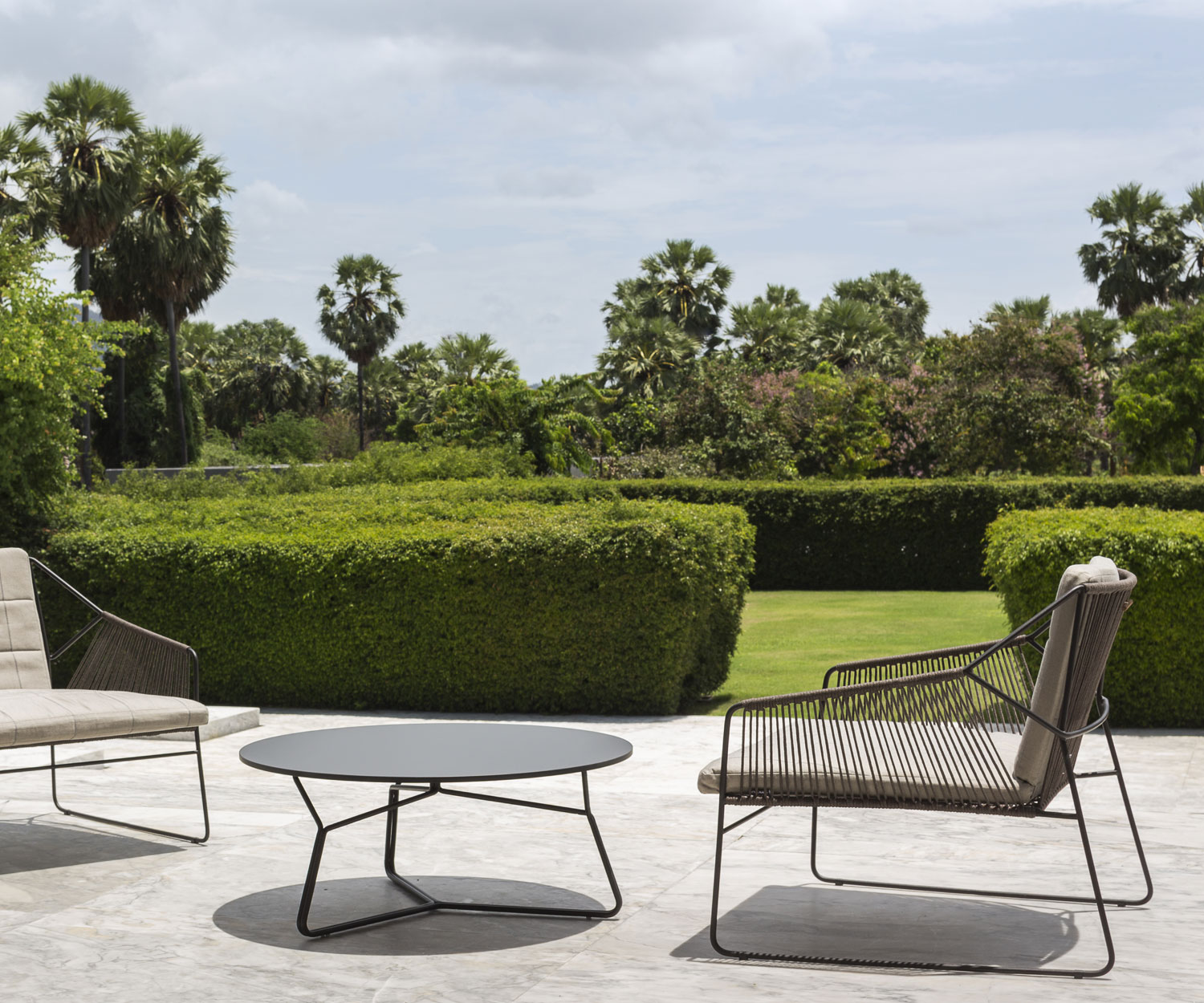 Hochwertiger Oasiq Edelstahl Design Gartentische der Serac Serie in Dunkelgrau