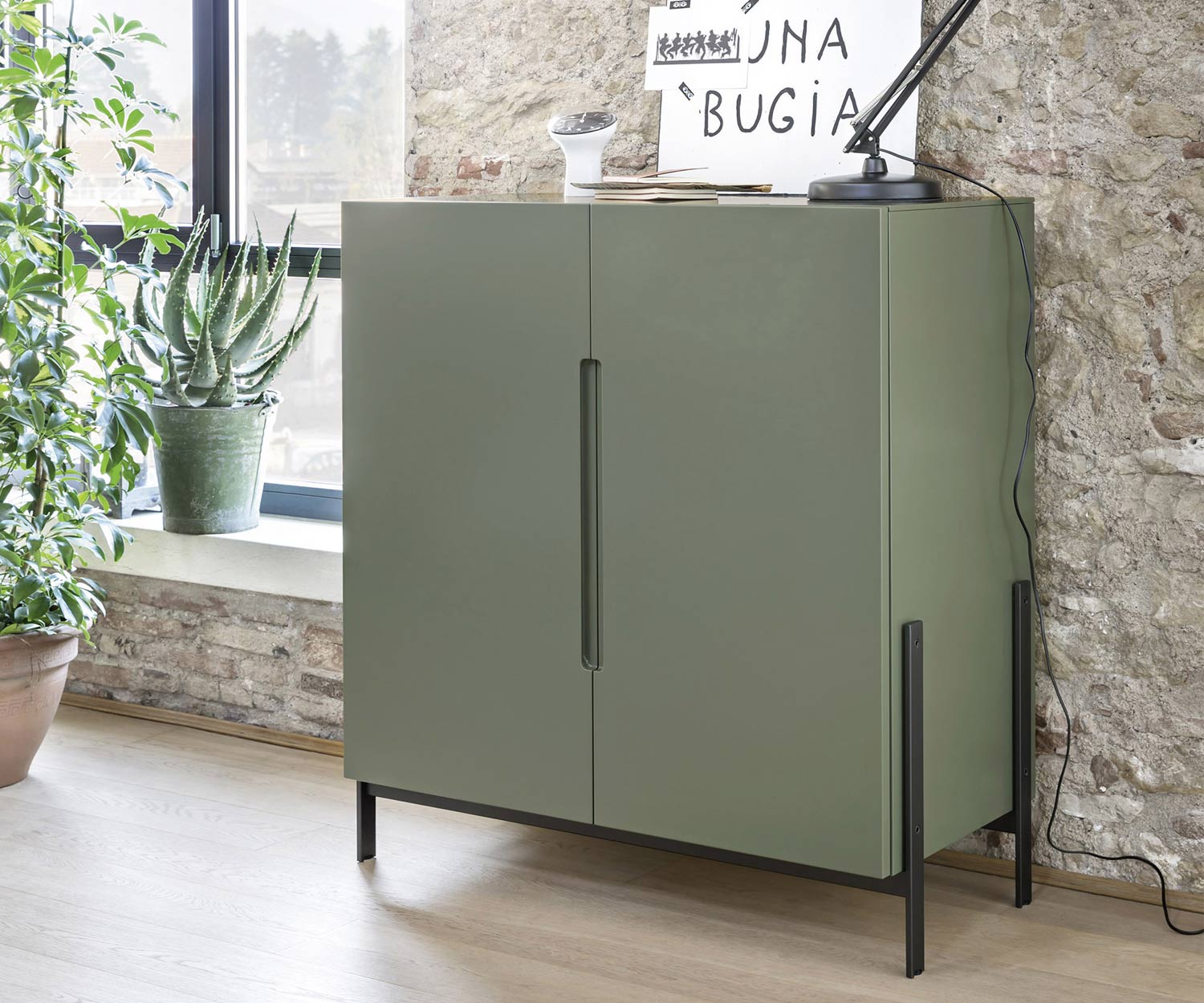 Matgroen gelakt Float highboard van Novamobili met smalle poten in de woonkamer