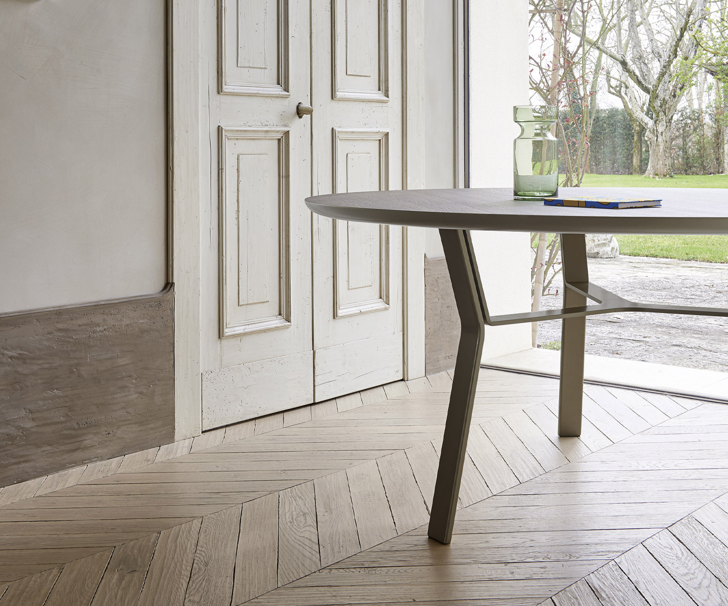 Livitalia La table de salle à manger Iron en détail Chant du plateau et du socle avec revêtement époxy brun