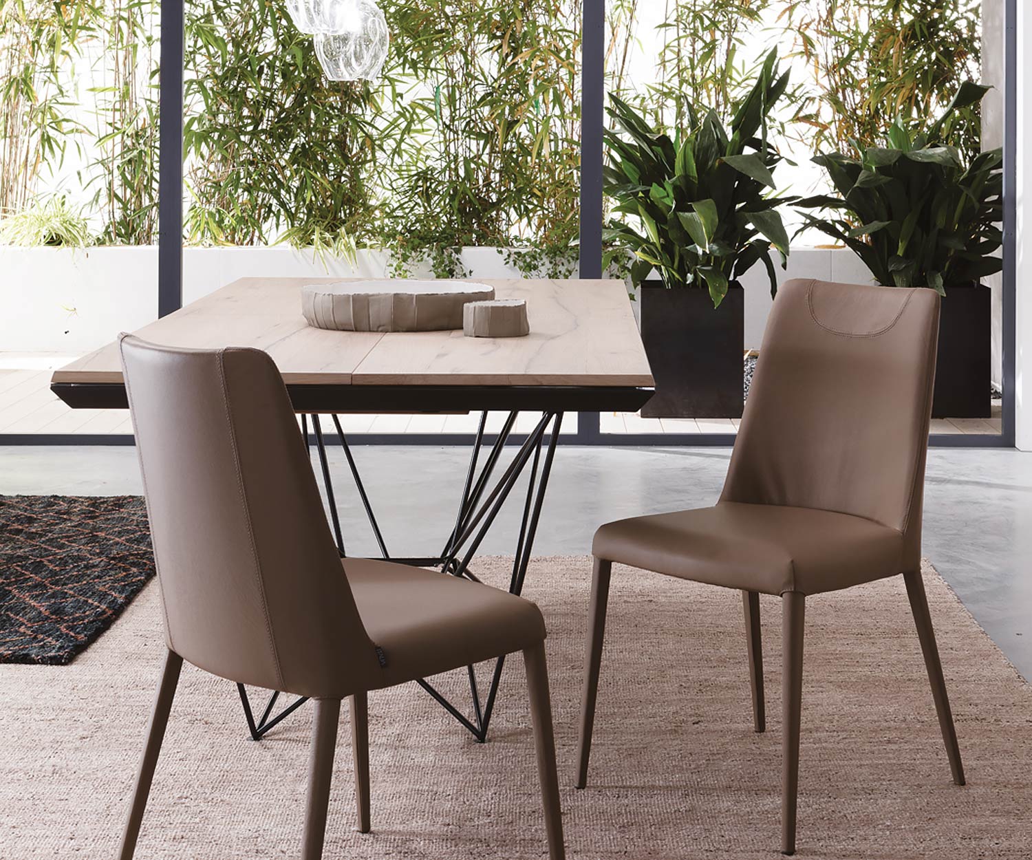 Ausziehbarer Design Esstisch Beispiel für Anordnung im Esszimmer