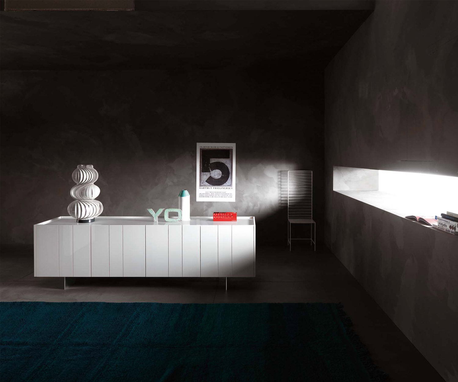 Exklusives Designer Sideboard Stripe mit vier Türen im Wohnzimmer Weiß