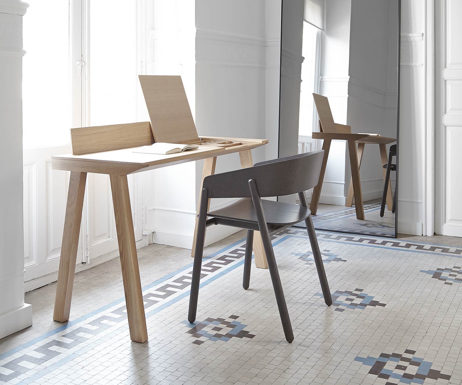 Hochwertiger Punt Ernest Designer Sekretär modern schräge Beine Massivholz