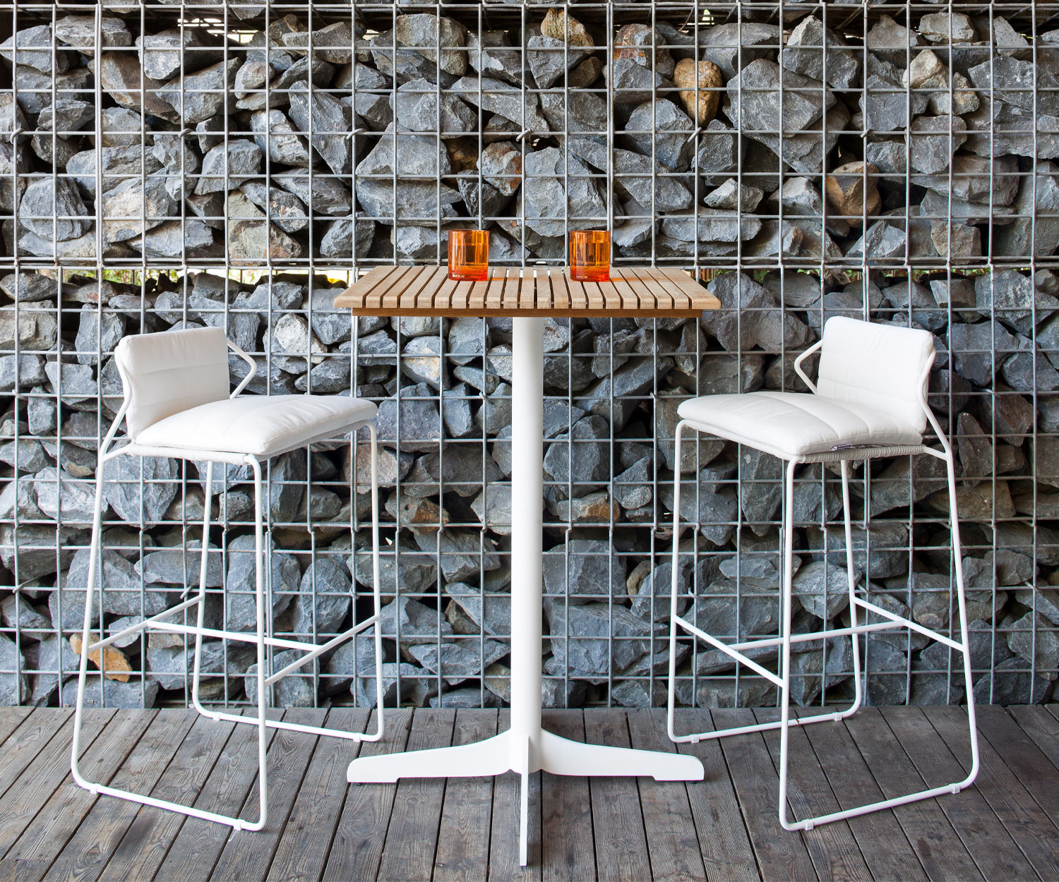 Exklusiver Oasiq Ceru Designer Bartisch Gestell Weiß Teak Holz Tischplatte mit Barstühlen