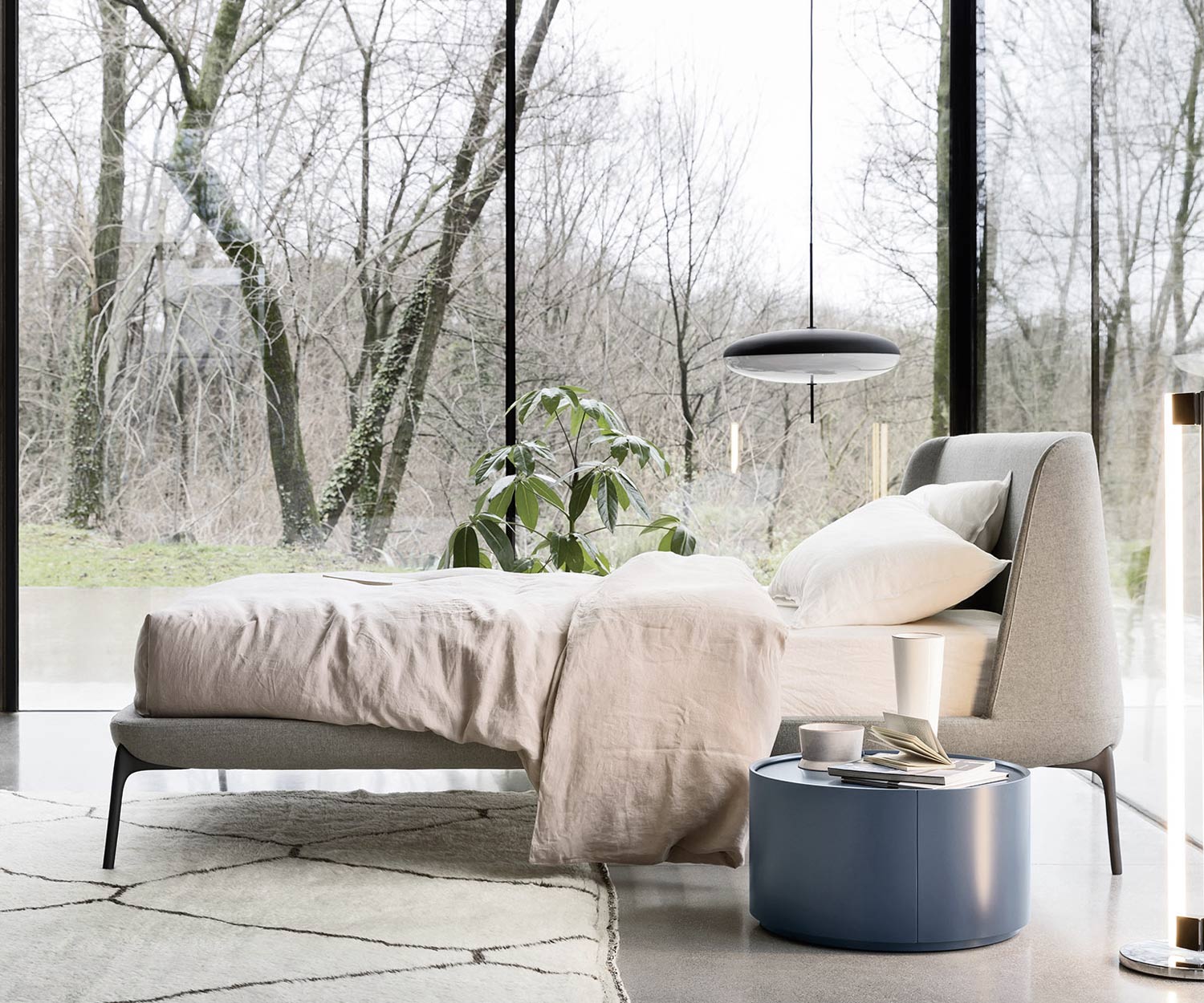 Gepolstertes Novamobili Bett Velvet im Schlafzimmer Bezug weiß Metallbeine schmal