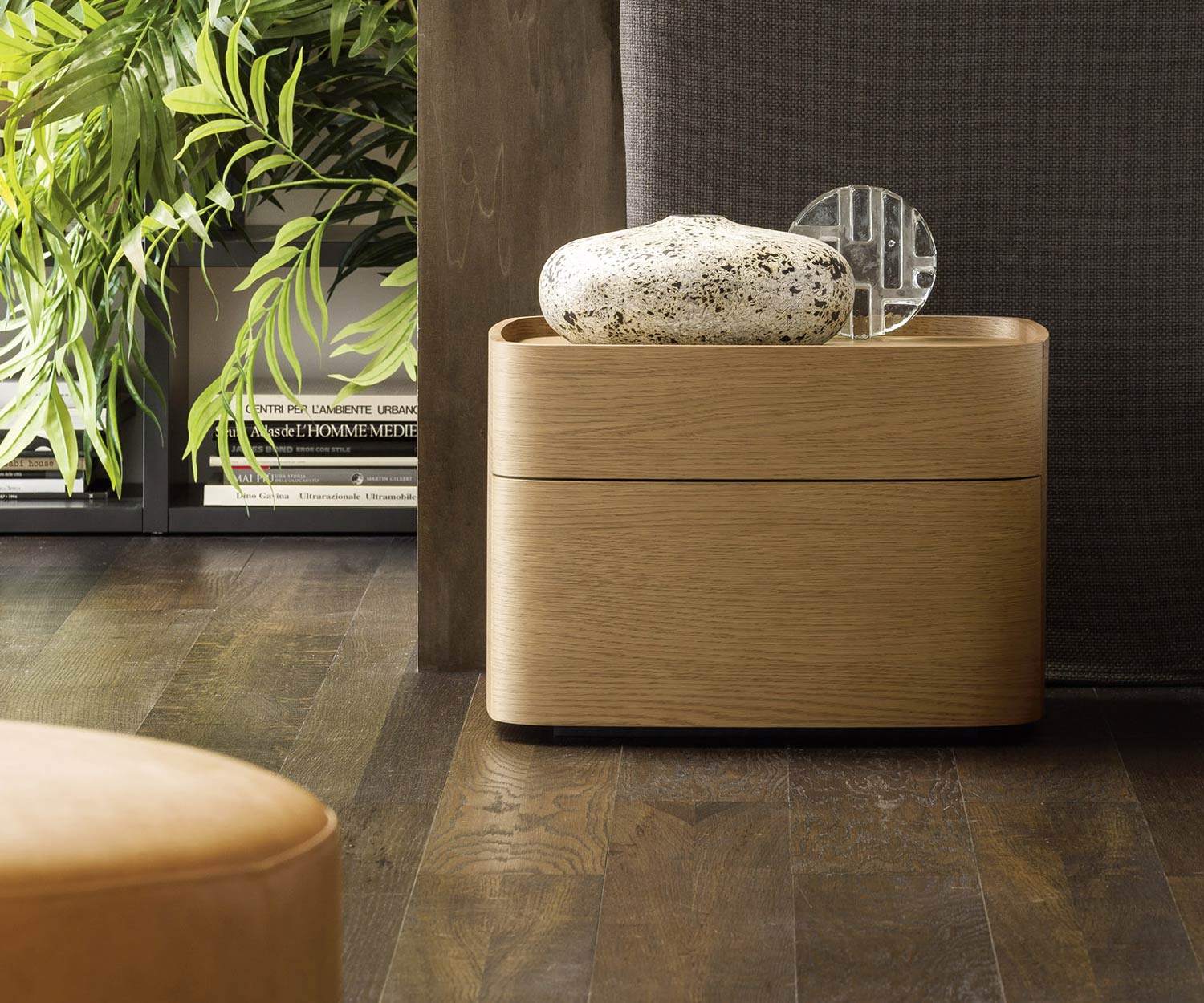 Designer Norman Nachttisch von Novamobili mit Marmor Abdeckplatte