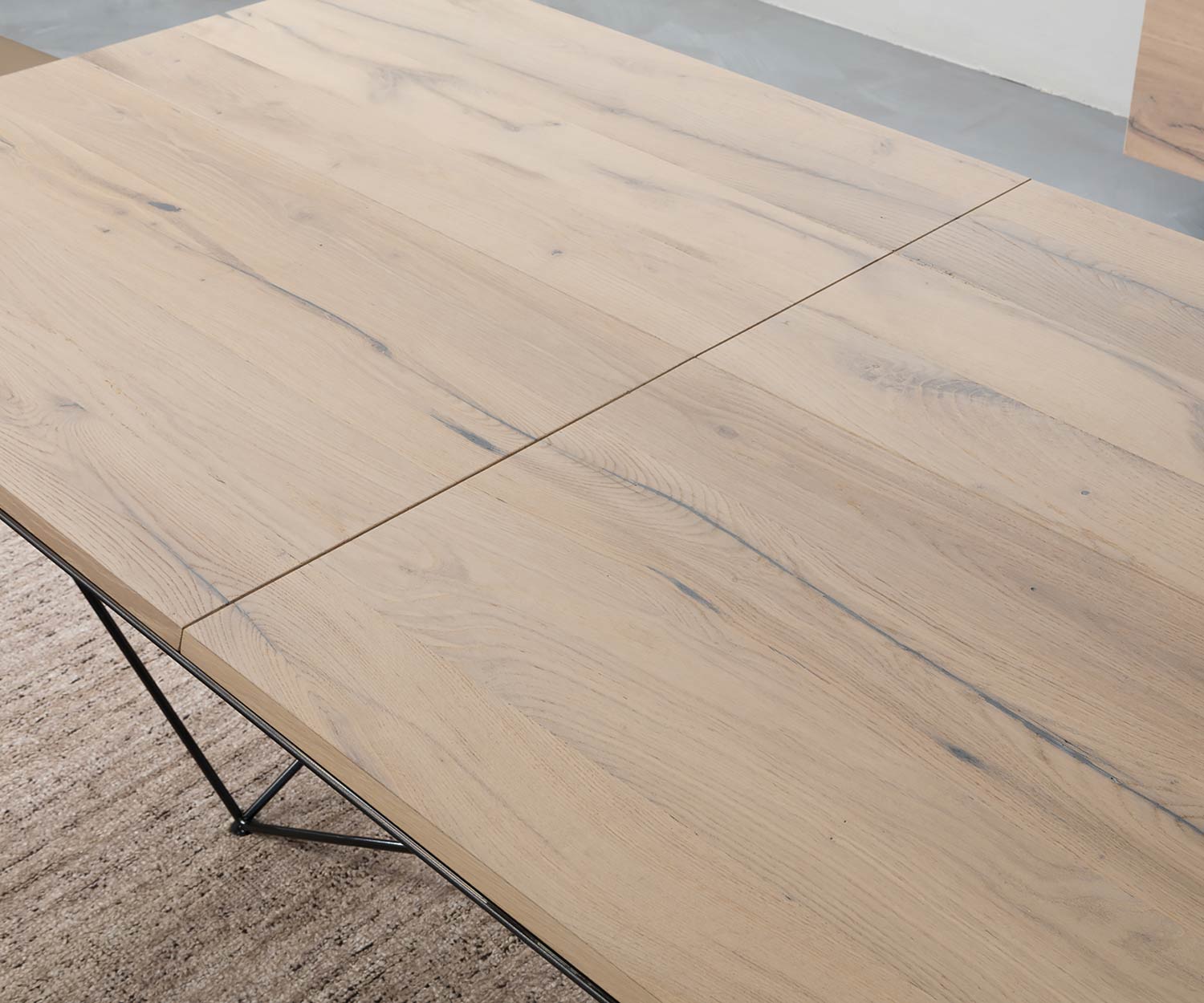 Design Esstisch Detail Tischplatte aus Eiche Natur Furnier nicht ausgezogen
