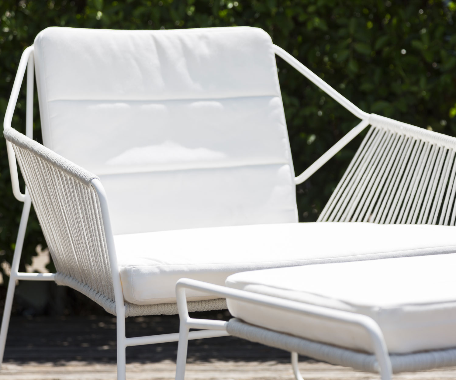 Oasiq Sandur Schnur Fauteuil design avec structure en acier inoxydable blanc et rembourrage blanc