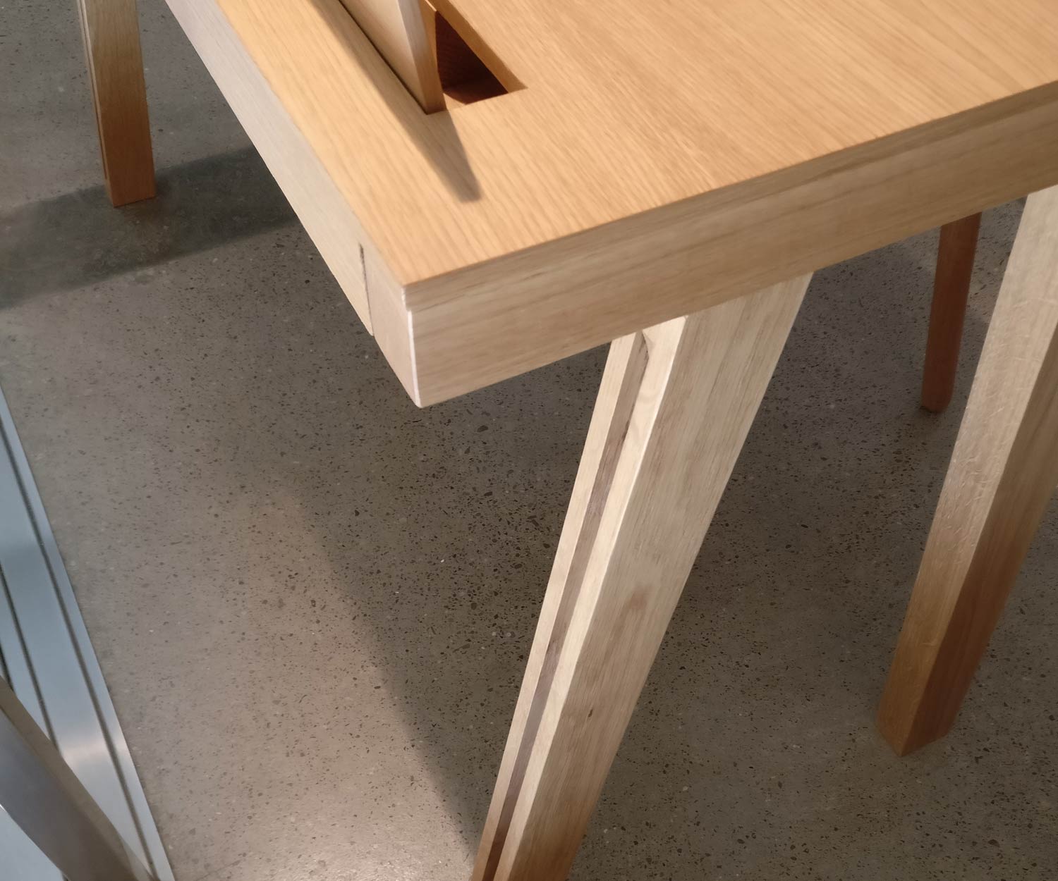 Hochwertiger Punt Ernest Designer Sekretär modern schräge Beine Massivholz