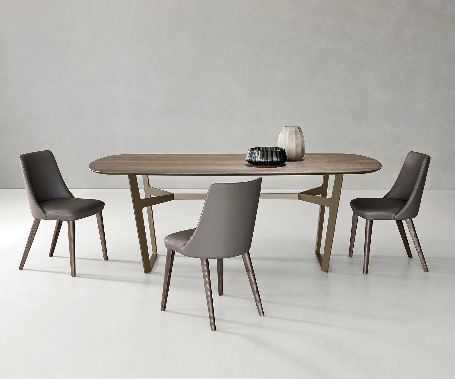 Bequemer Esszimmer Stuhl Eva von Livitalia mit Kunstleder Bezug an einem Tisch