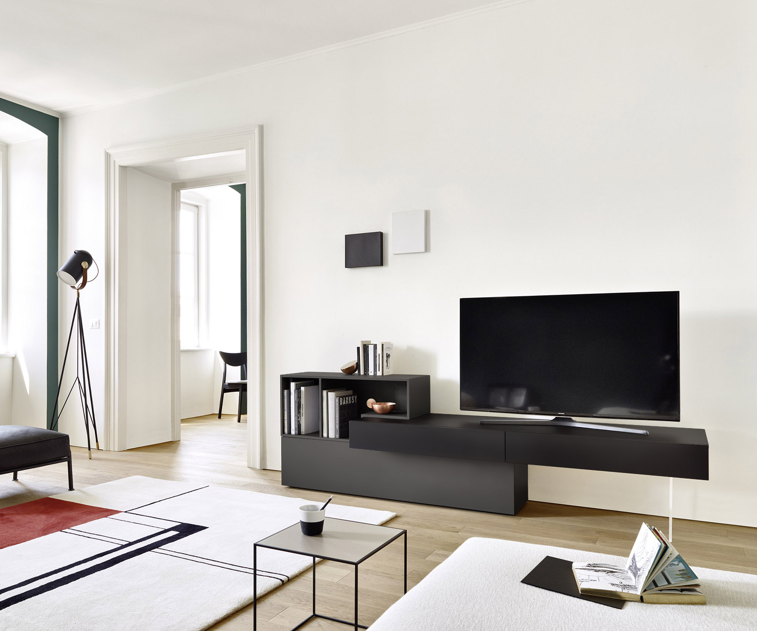 Exklusive Design TV Wohnwand von Livitalia schwebender Effekt durch Acrylstandfuß Eiche Dunkel
