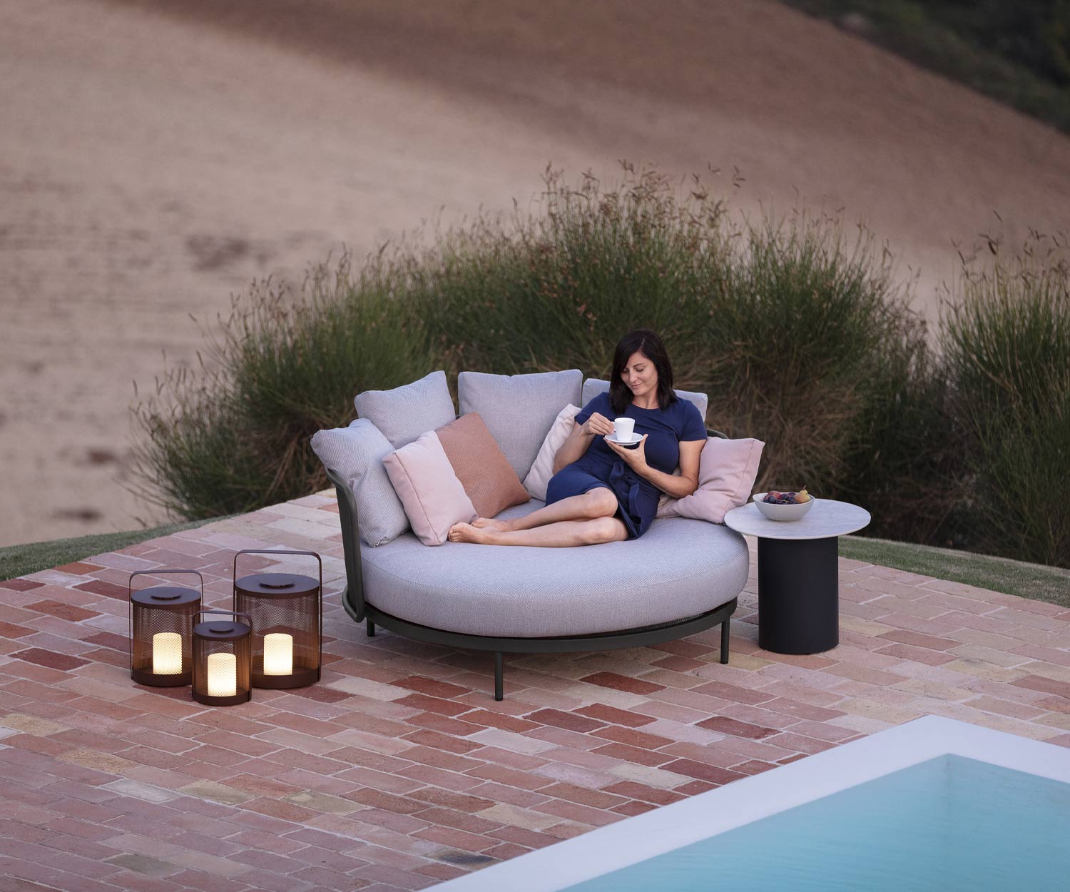 Vorabendliche Stimmung mit Terrassenlicht auf dem Baza Round Daybed