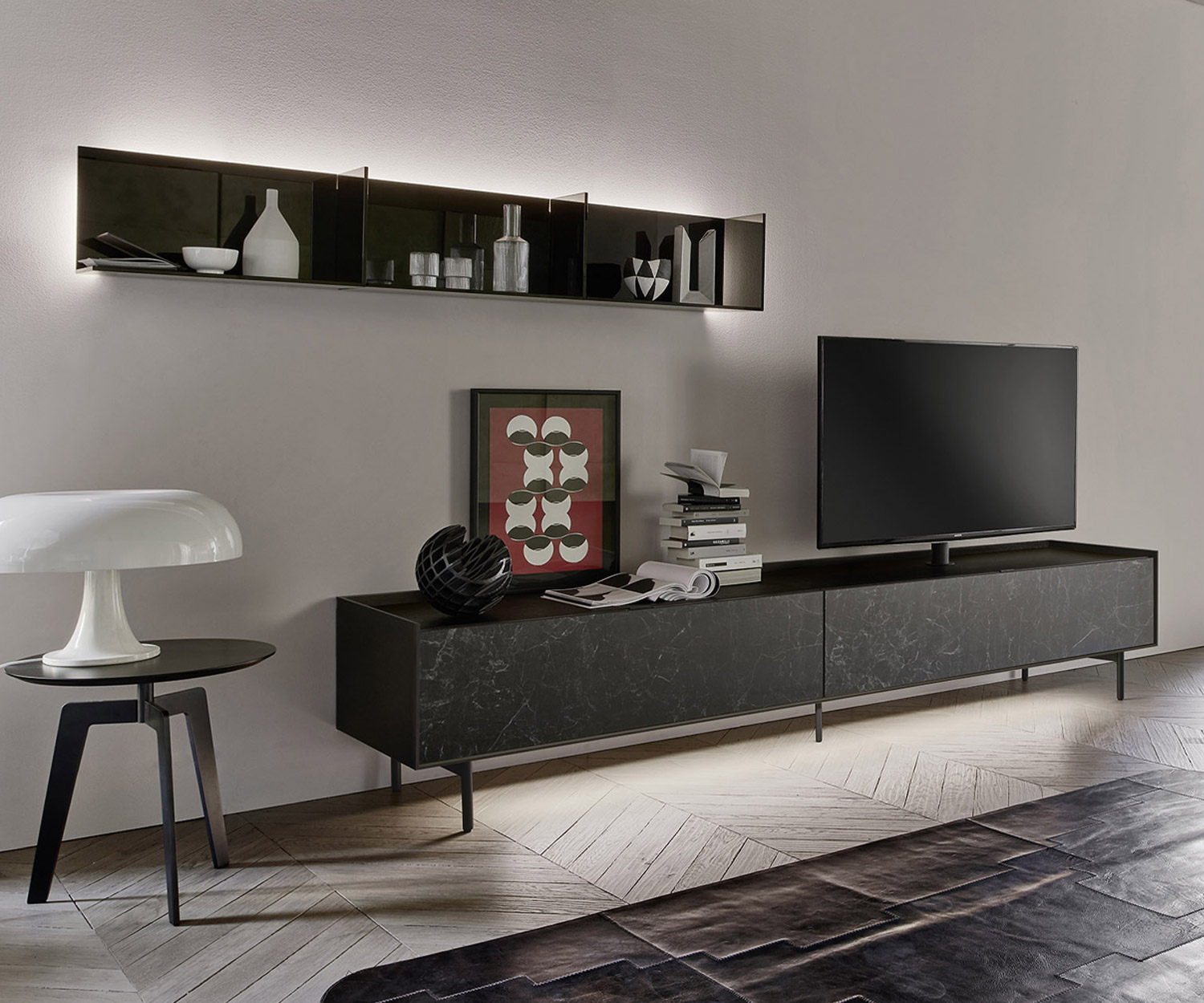Beleuchtetes Glas Regal von Livitalia mit drei Fächern über einem stehenden Design Lowboard mit TV