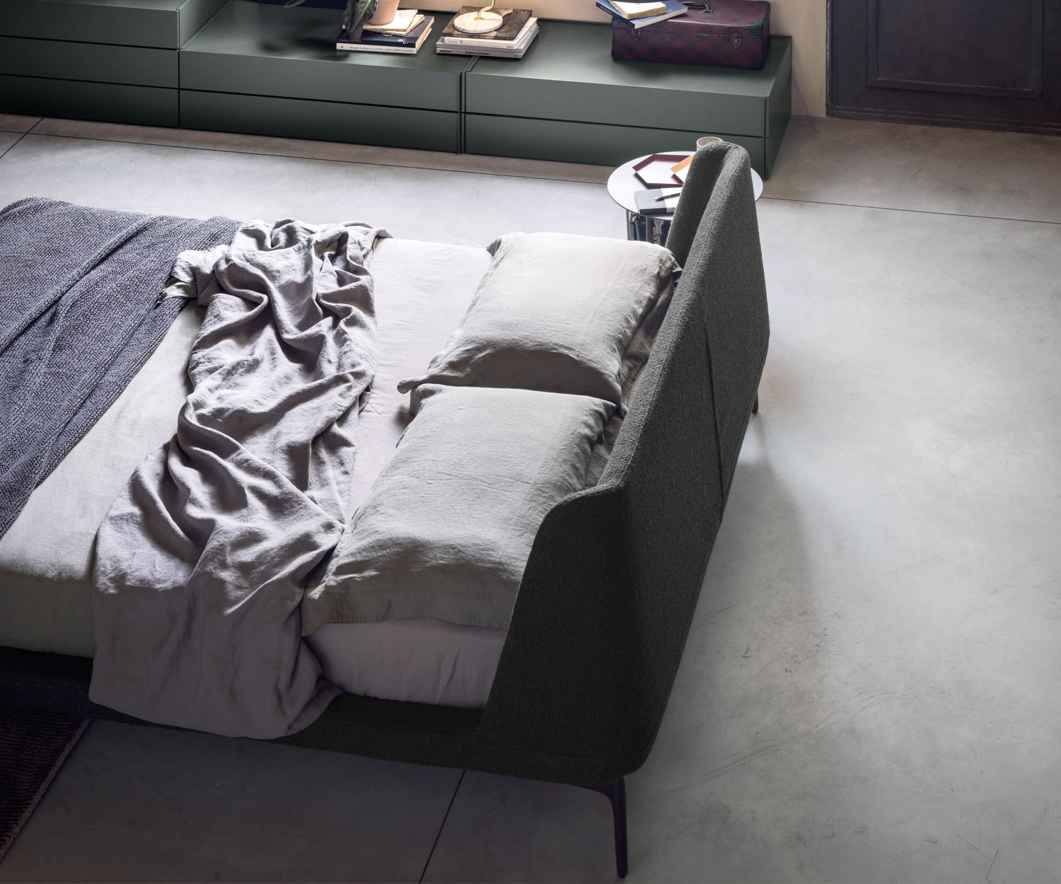 Designer Bett Velvet Novamobili Rückansicht gepolstertes Kopfteil schmale Metallbeine